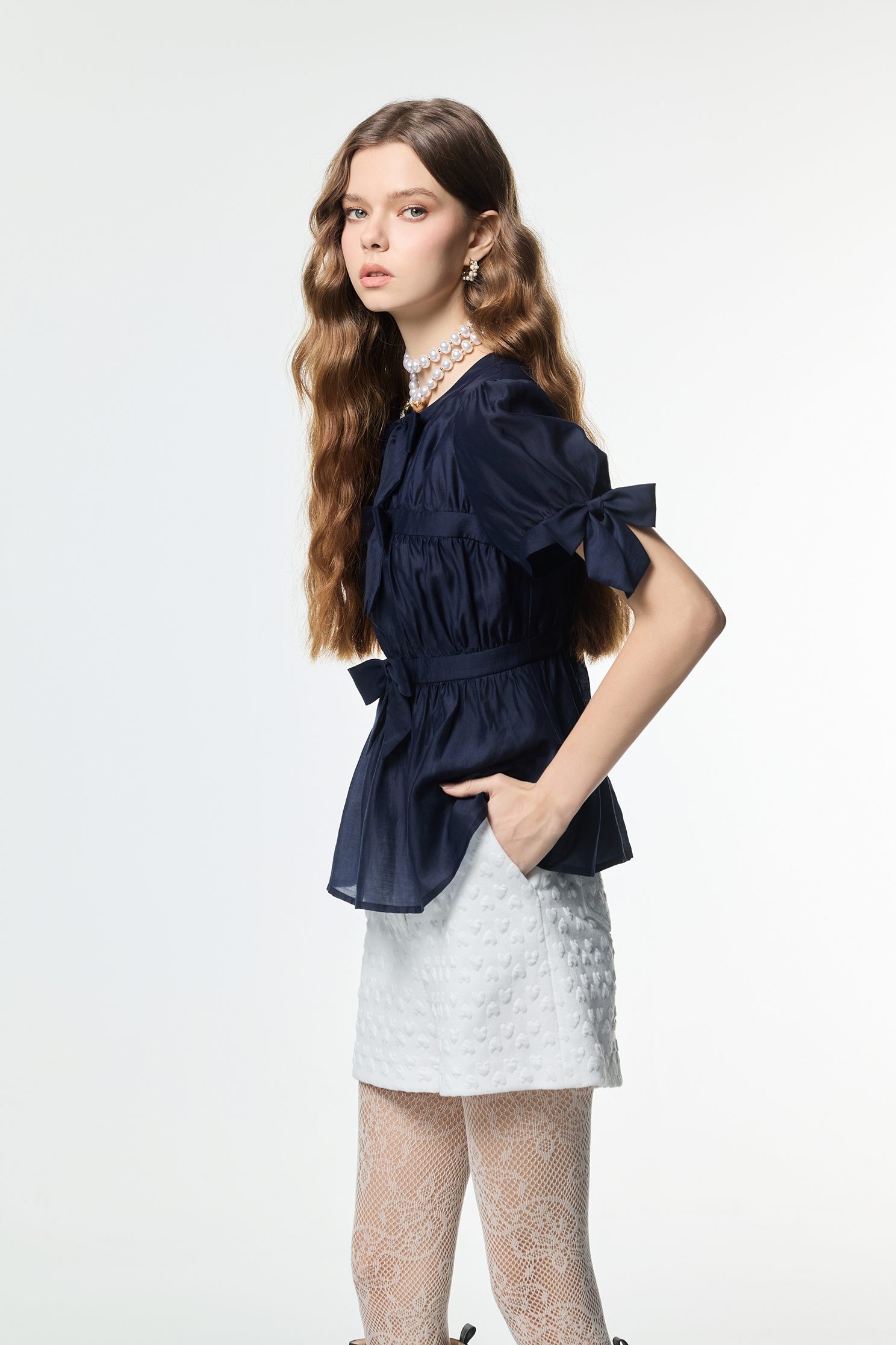 綴蝴蝶結造型單品上衣綴蝴蝶結造型單品上衣,上班OL穿搭,上衣,秋冬穿搭,約會特輯,蝴蝶結