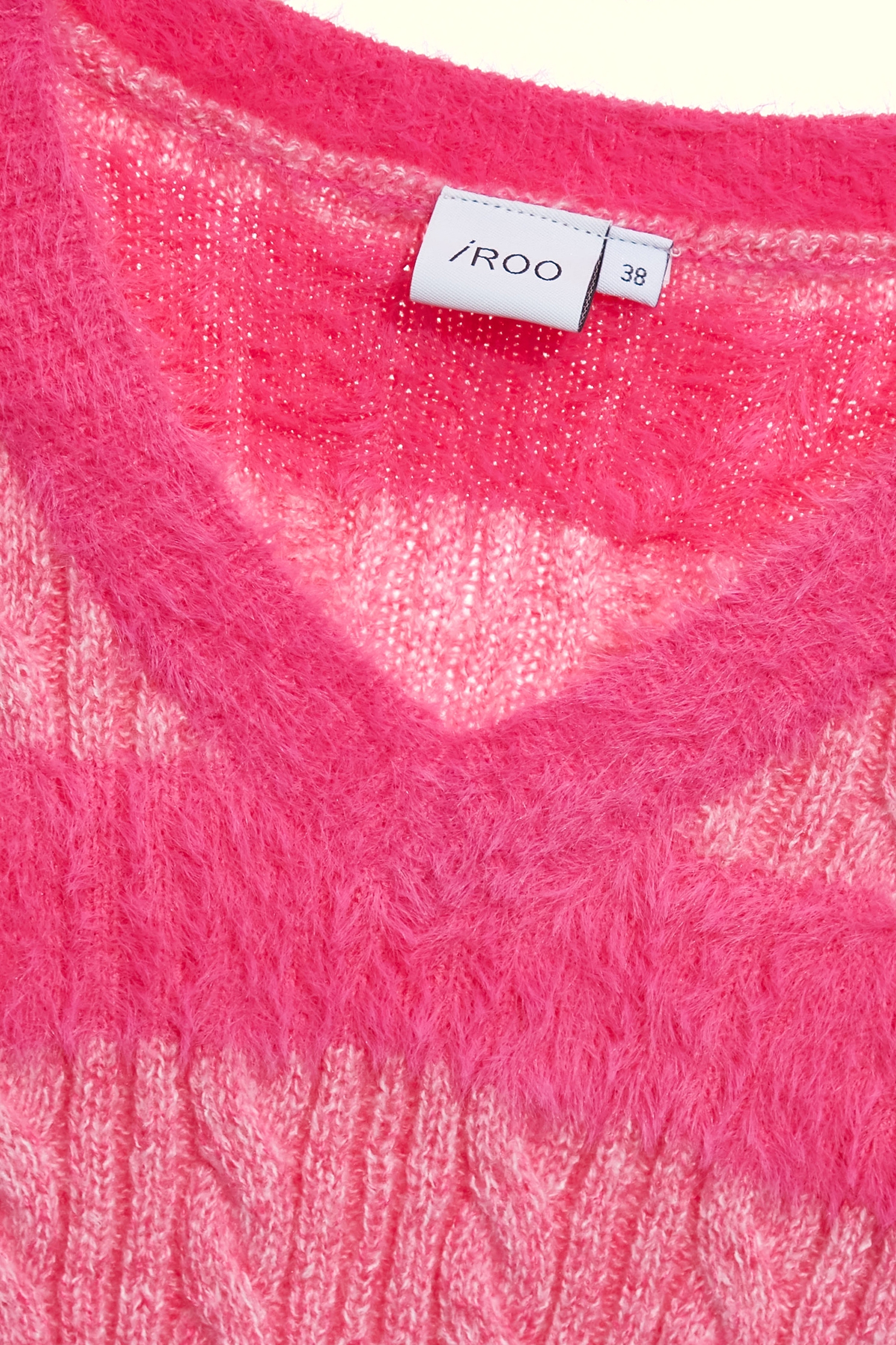 帶紫色光澤感針織上衣帶紫色光澤感針織上衣,上衣,圍巾,秋冬穿搭,針織,針織衫