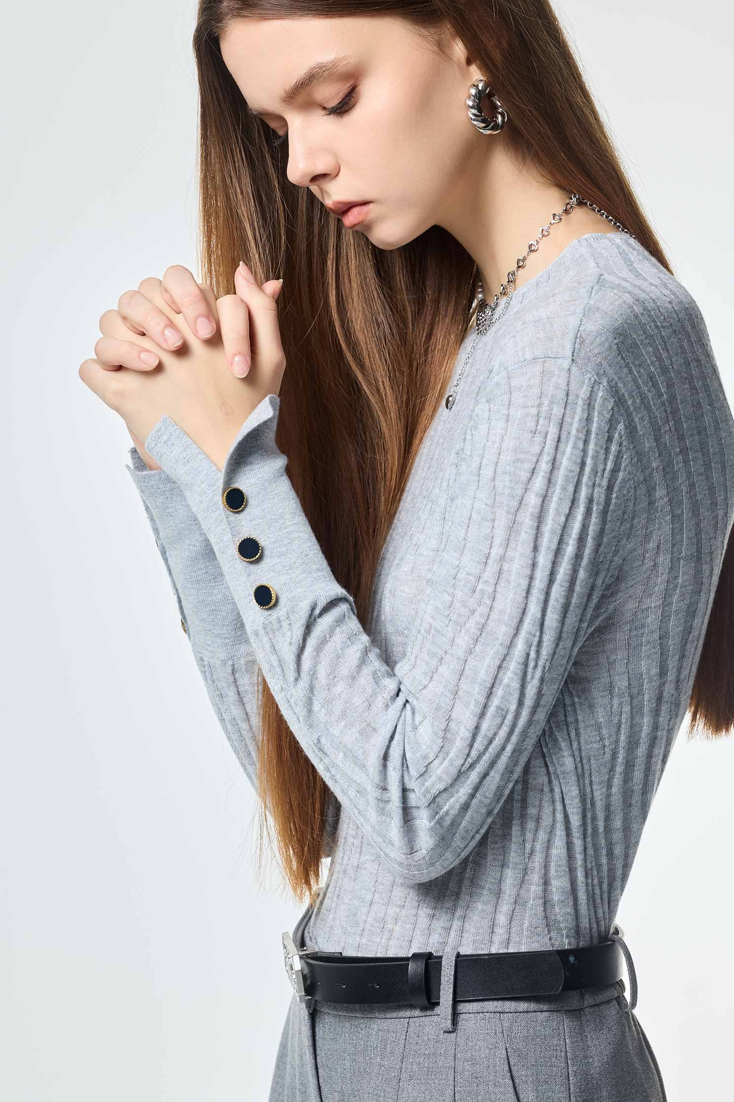 安靜灰波紋針織上衣安靜灰波紋針織上衣,上班OL穿搭,上衣,秋冬穿搭,約會特輯,針織,針織上衣,針織衫