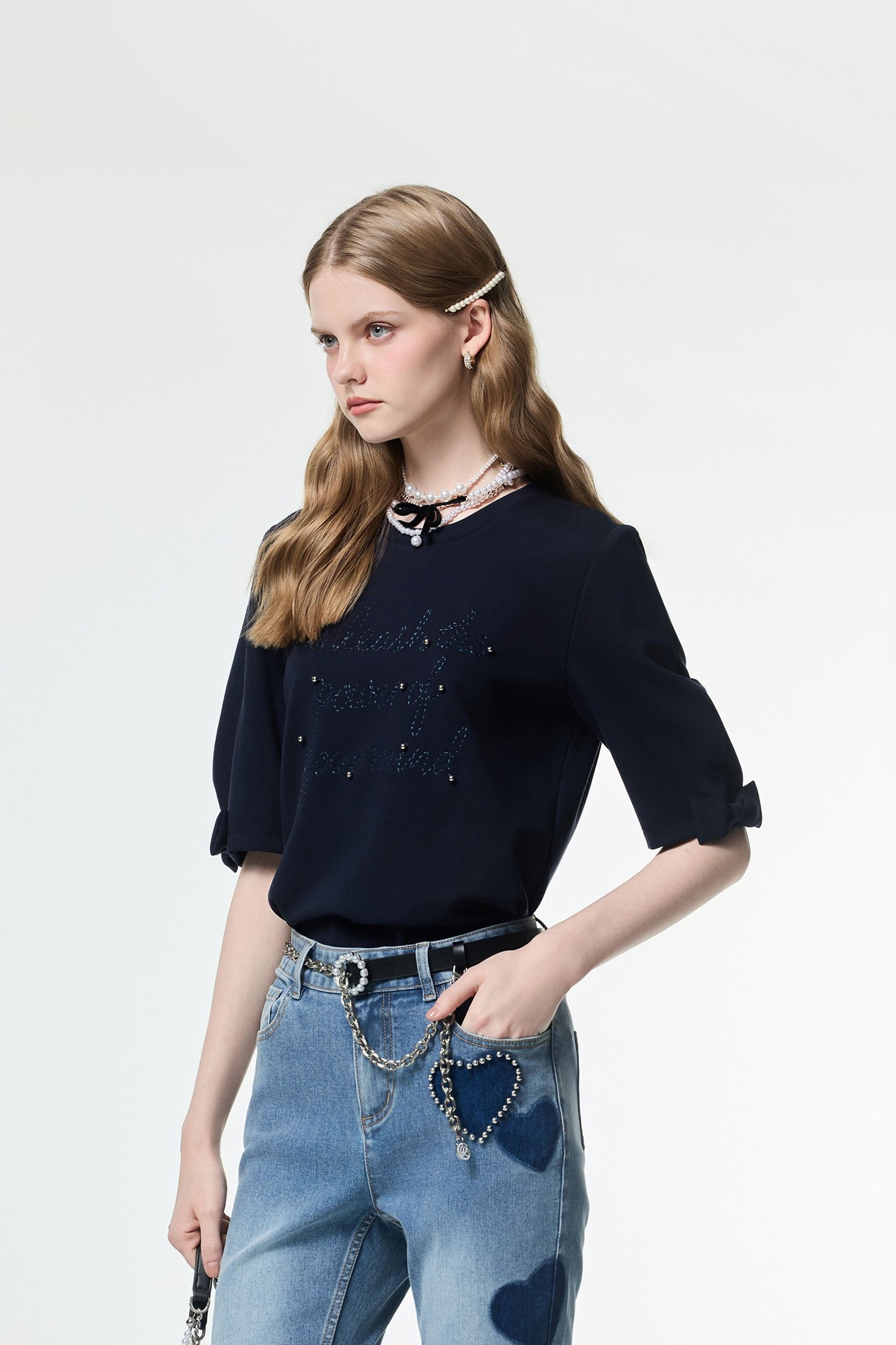 綴蝴蝶結袖T恤上衣綴蝴蝶結袖T恤上衣,T恤,上衣,刺繡,秋冬穿搭,約會特輯,蝴蝶結