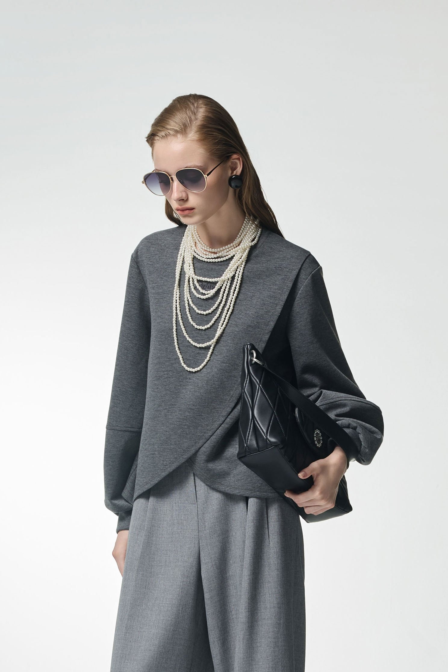 單字平衡刺繡上衣單字平衡刺繡上衣,上衣,刺繡,秋冬穿搭