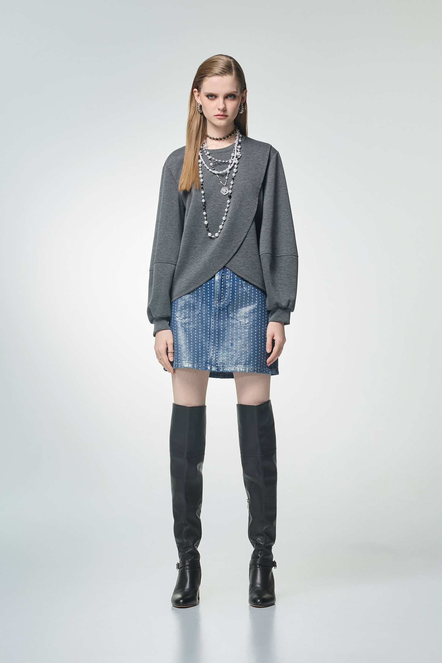 單字平衡刺繡上衣單字平衡刺繡上衣,上衣,刺繡,秋冬穿搭