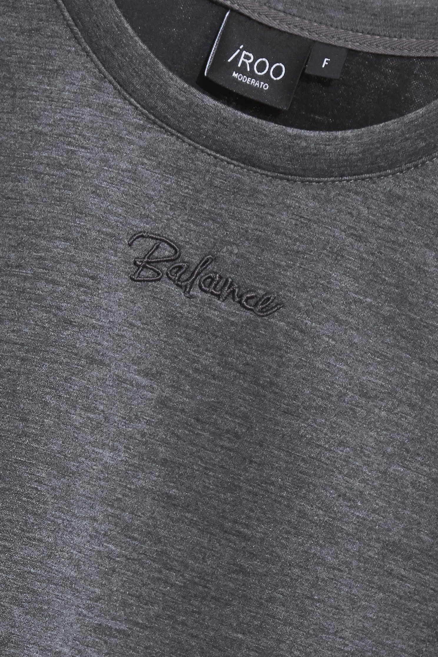 單字平衡刺繡上衣單字平衡刺繡上衣,上衣,刺繡,秋冬穿搭