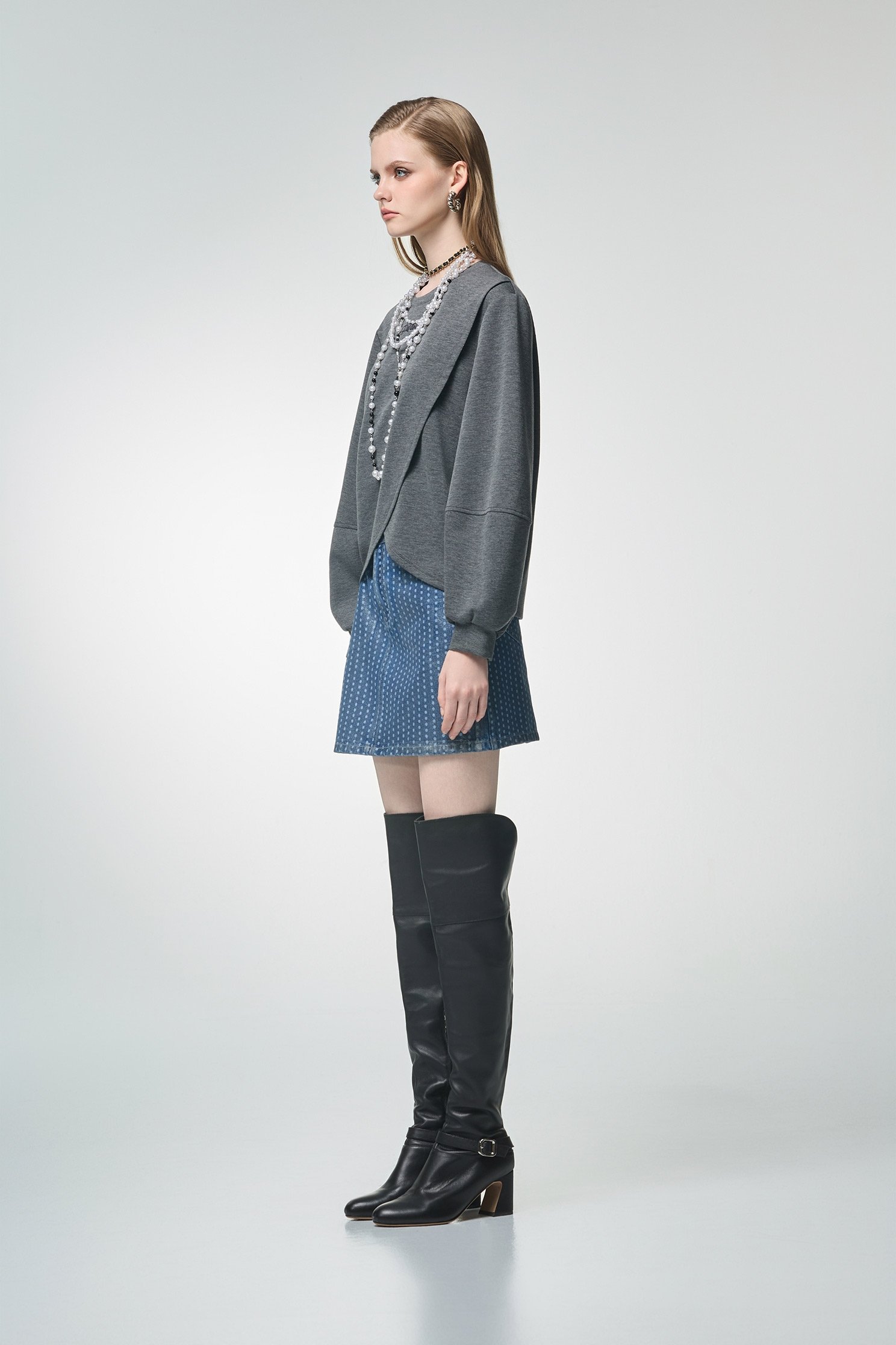 單字平衡刺繡上衣單字平衡刺繡上衣,上衣,刺繡,秋冬穿搭