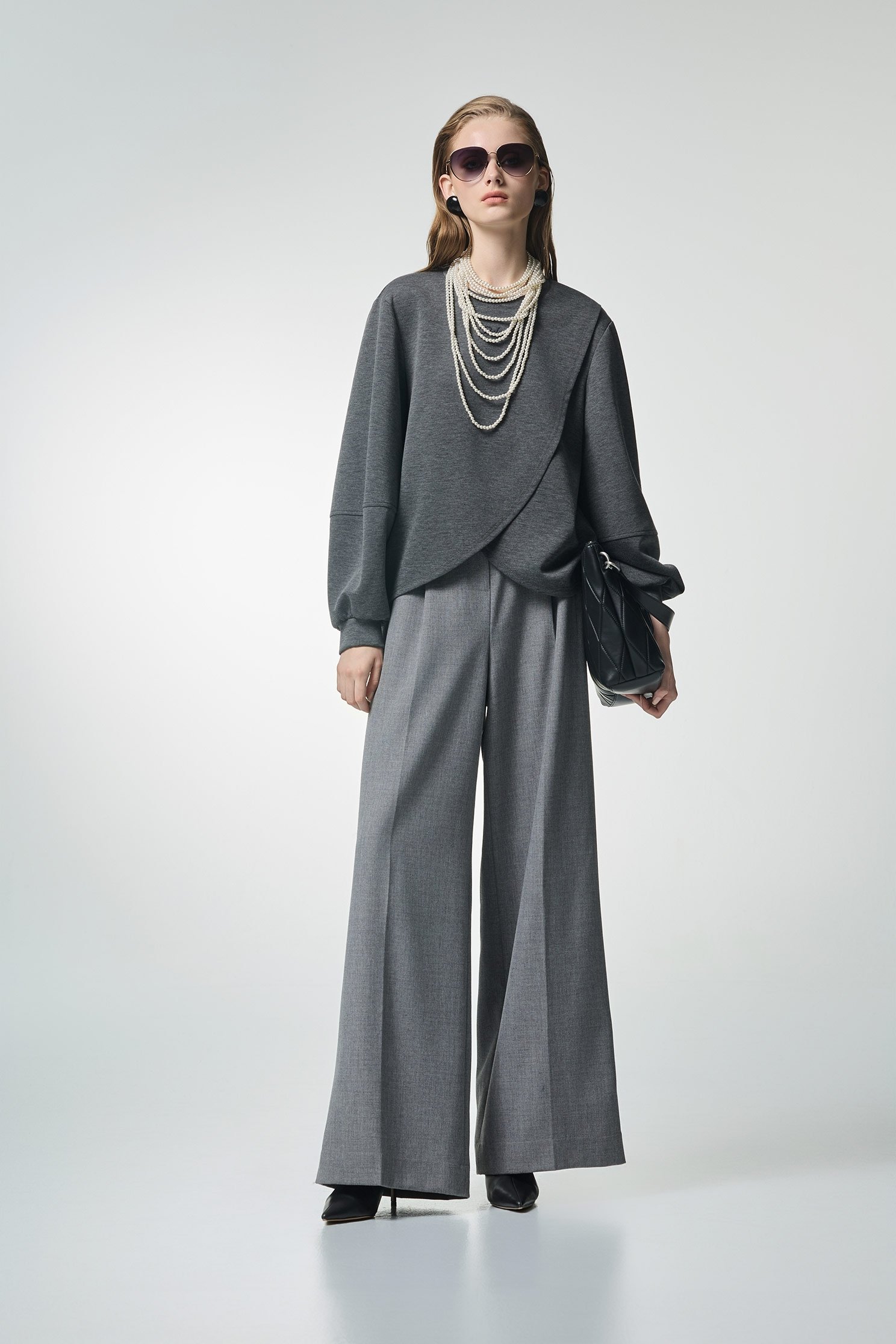 單字平衡刺繡上衣單字平衡刺繡上衣,上衣,刺繡,秋冬穿搭