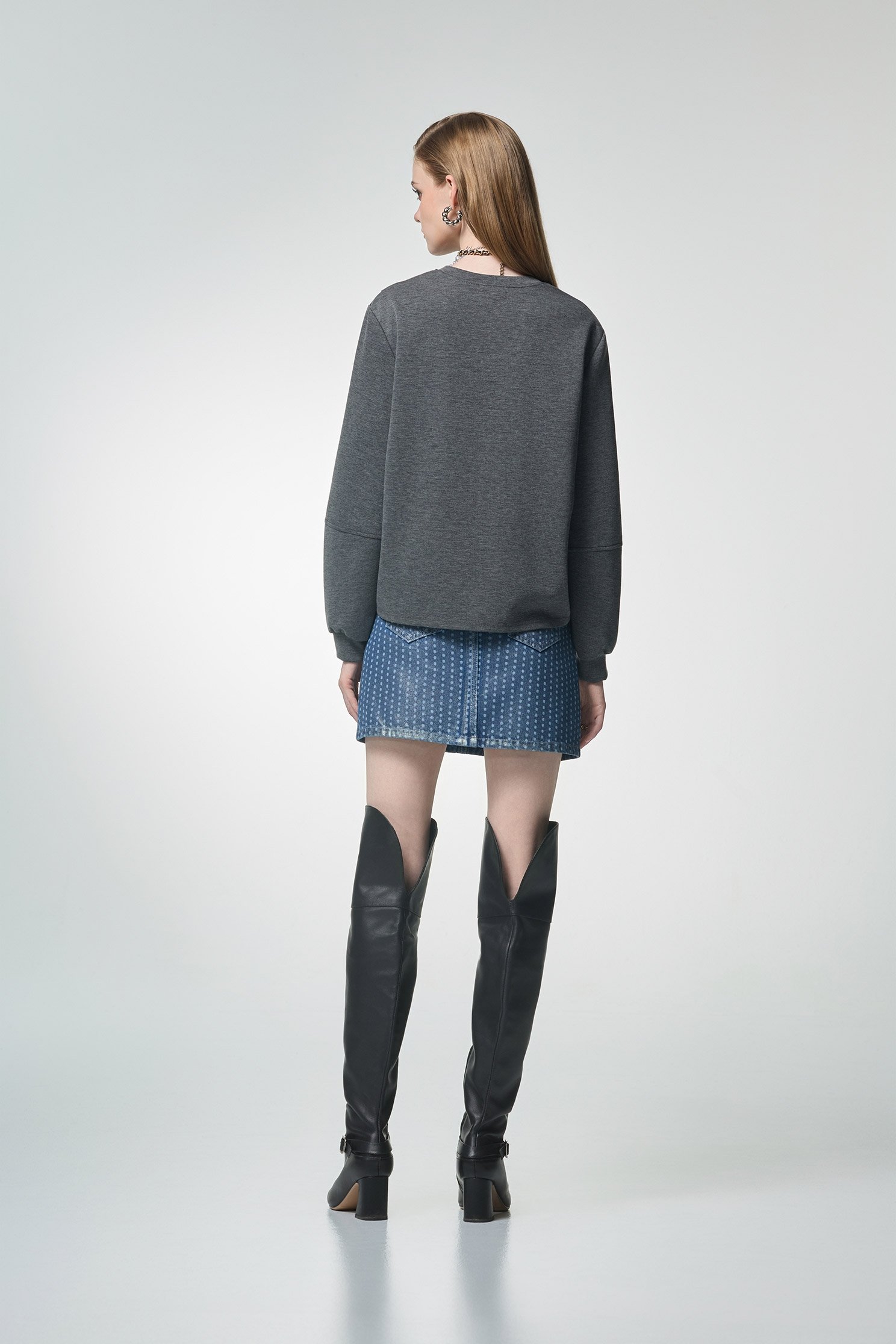 單字平衡刺繡上衣單字平衡刺繡上衣,上衣,刺繡,秋冬穿搭