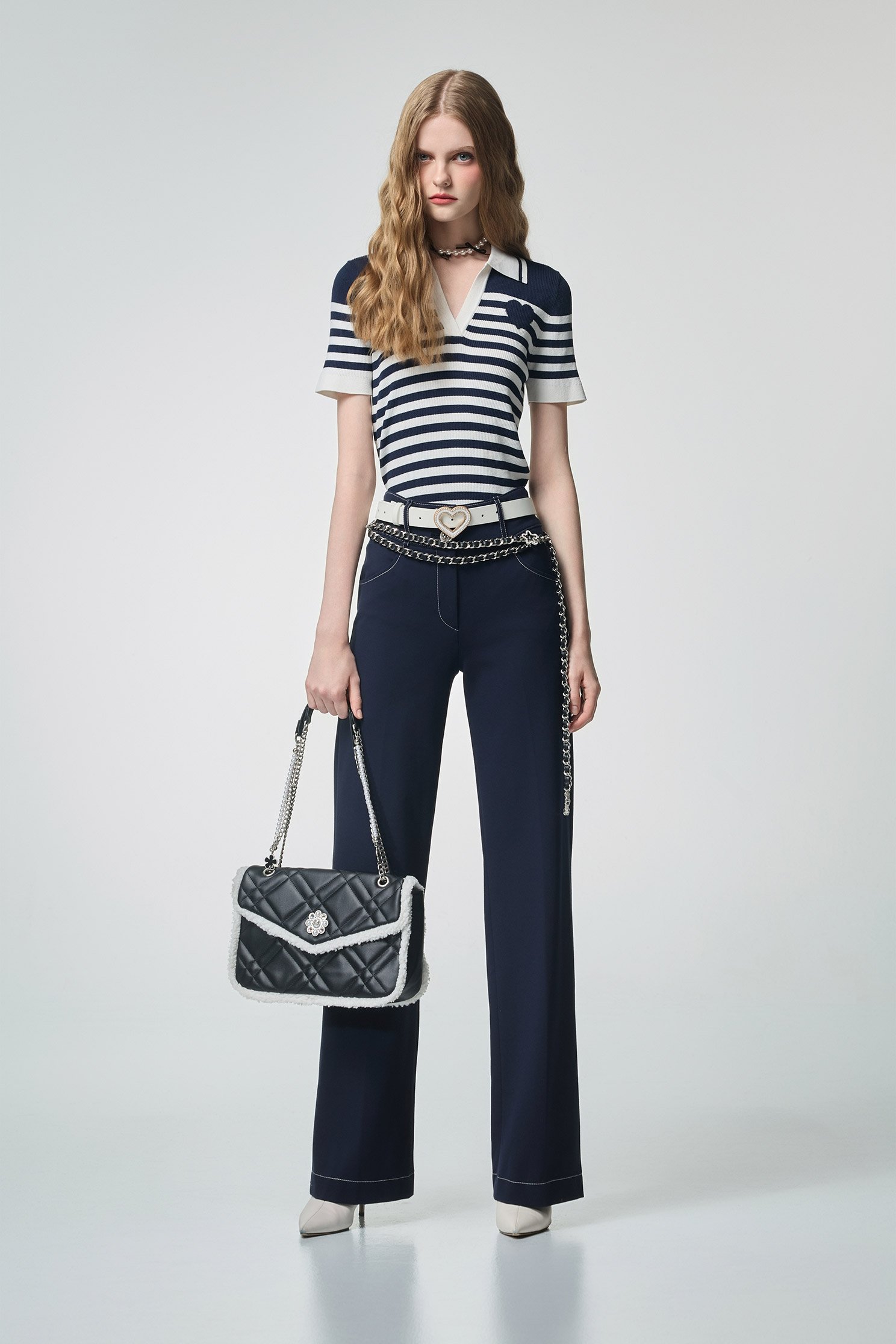 綴海軍藍愛心針織上衣綴海軍藍愛心針織上衣,V領上衣,上班OL穿搭,上衣,秋冬穿搭,約會特輯,輕奢度假,輕奢渡假,針織,針織上衣,針織衫