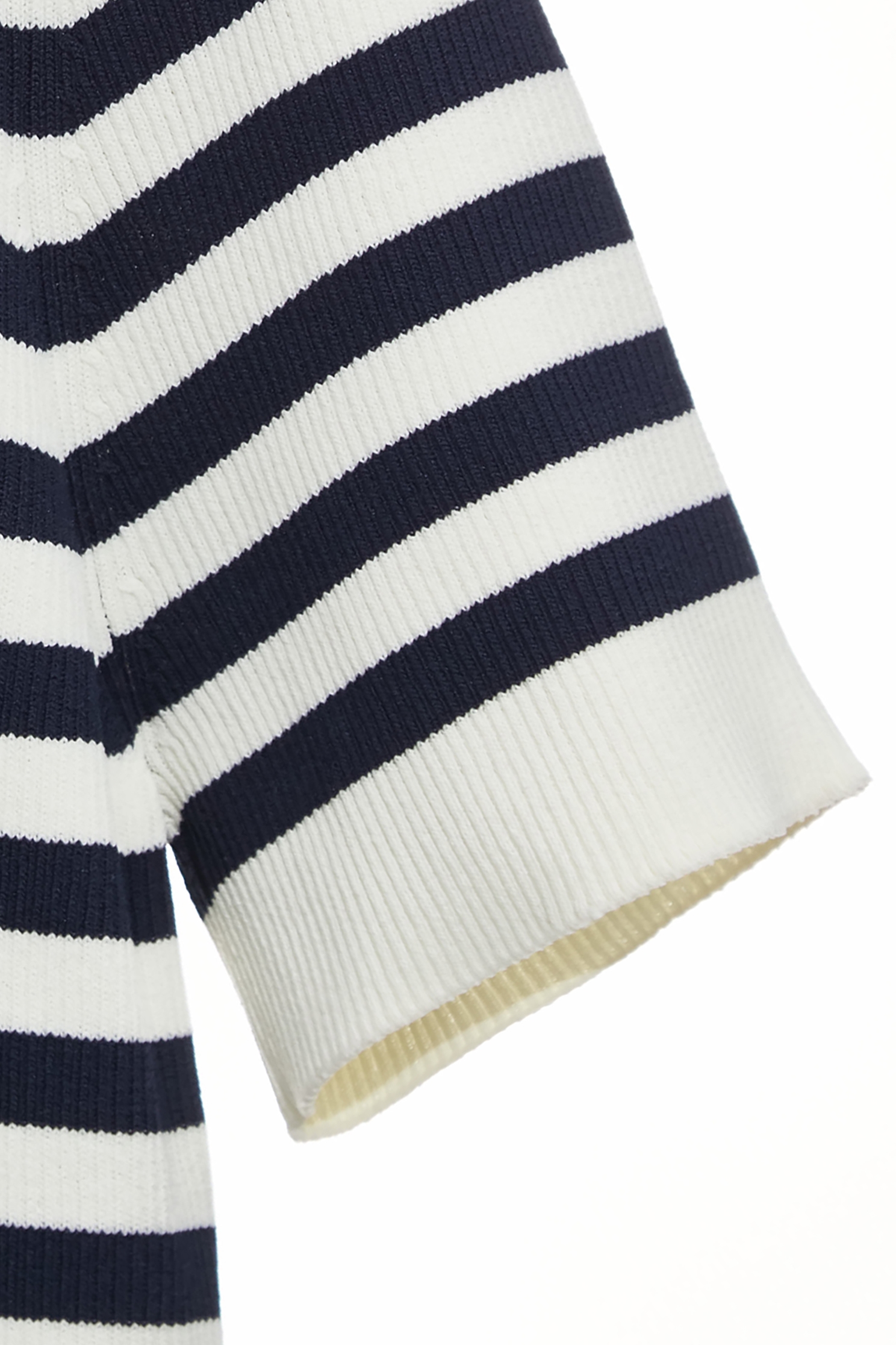 綴海軍藍愛心針織上衣綴海軍藍愛心針織上衣,V領上衣,上班OL穿搭,上衣,條紋,秋冬穿搭,約會特輯,輕奢度假,輕奢渡假,針織,針織上衣,針織衫