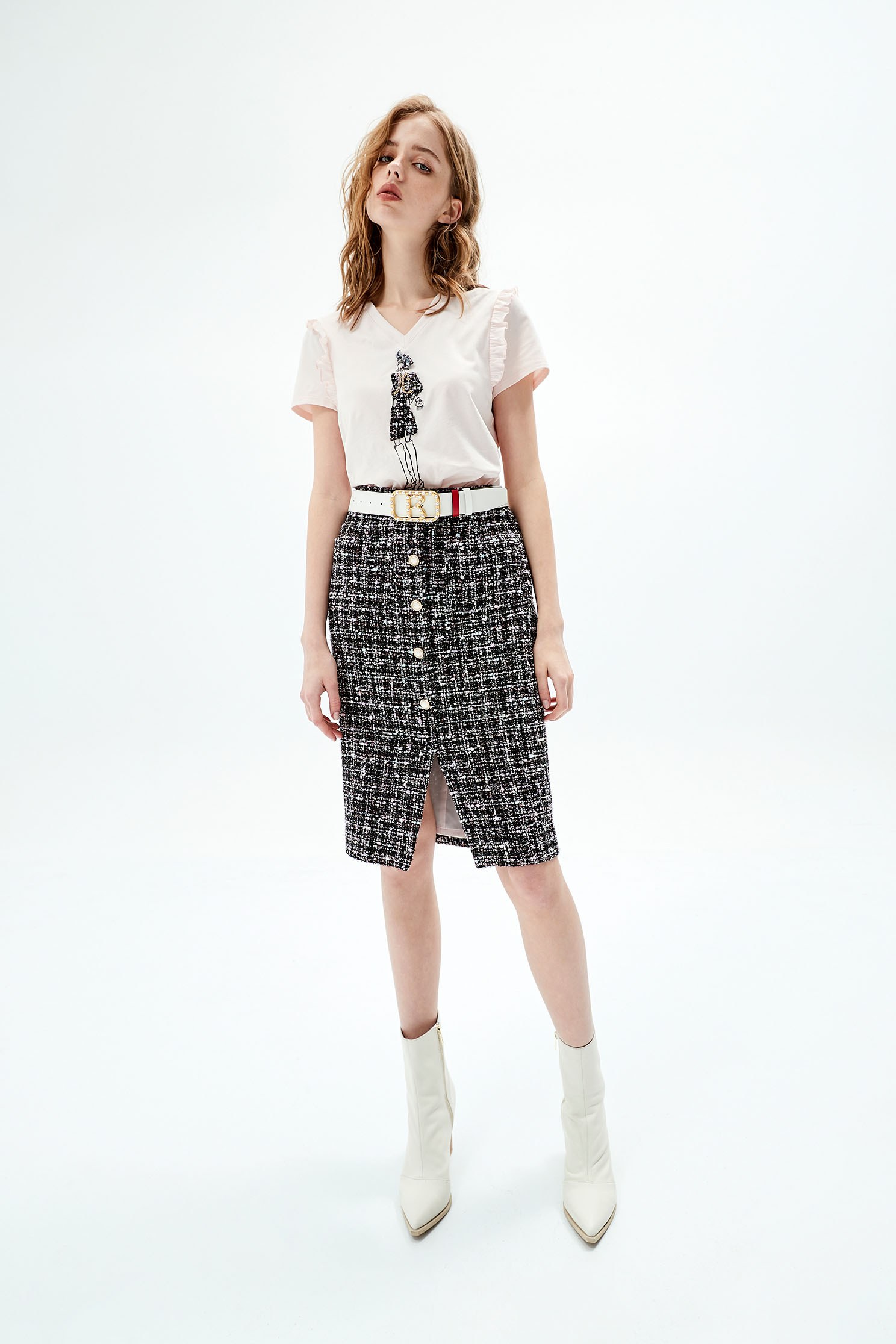 穿著花呢套裝女孩T恤穿著花呢套裝女孩T恤,T-Shirt,V領上衣,上衣,刺繡,秋冬穿搭,舒適主義,荷葉,解封企劃
