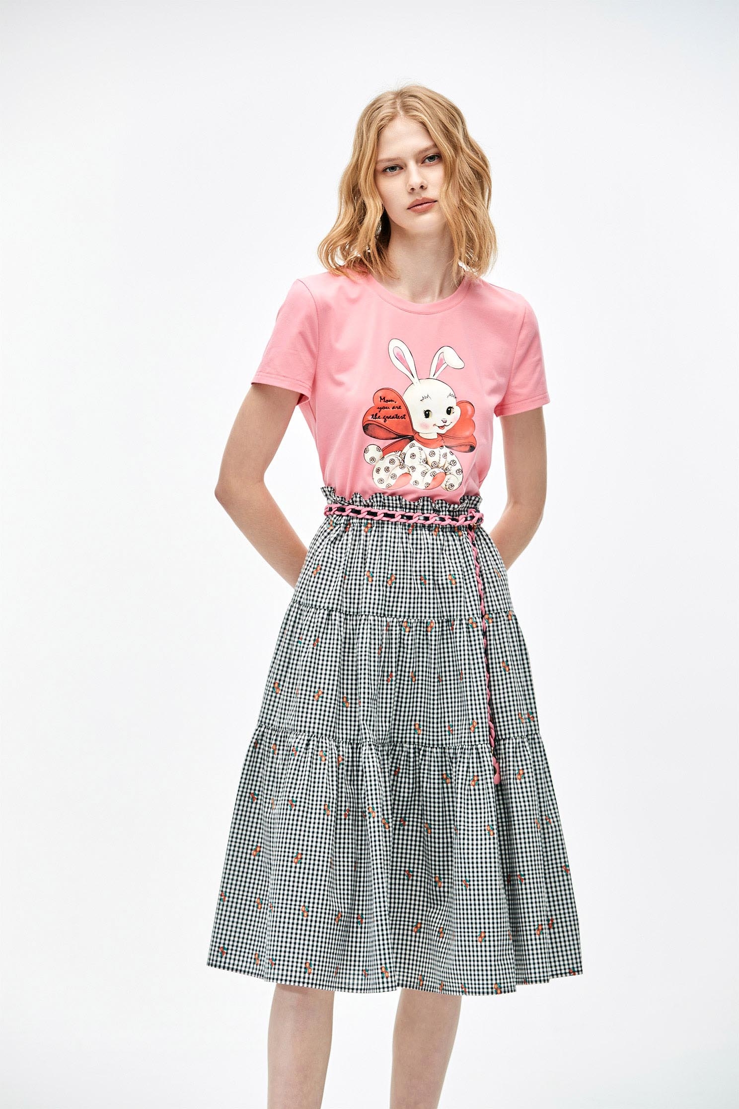 造型兔子繡花T恤上衣造型兔子繡花T恤上衣,T-Shirt,上衣,刺繡,春夏穿搭,約會特輯,純棉,繡花,蝴蝶結