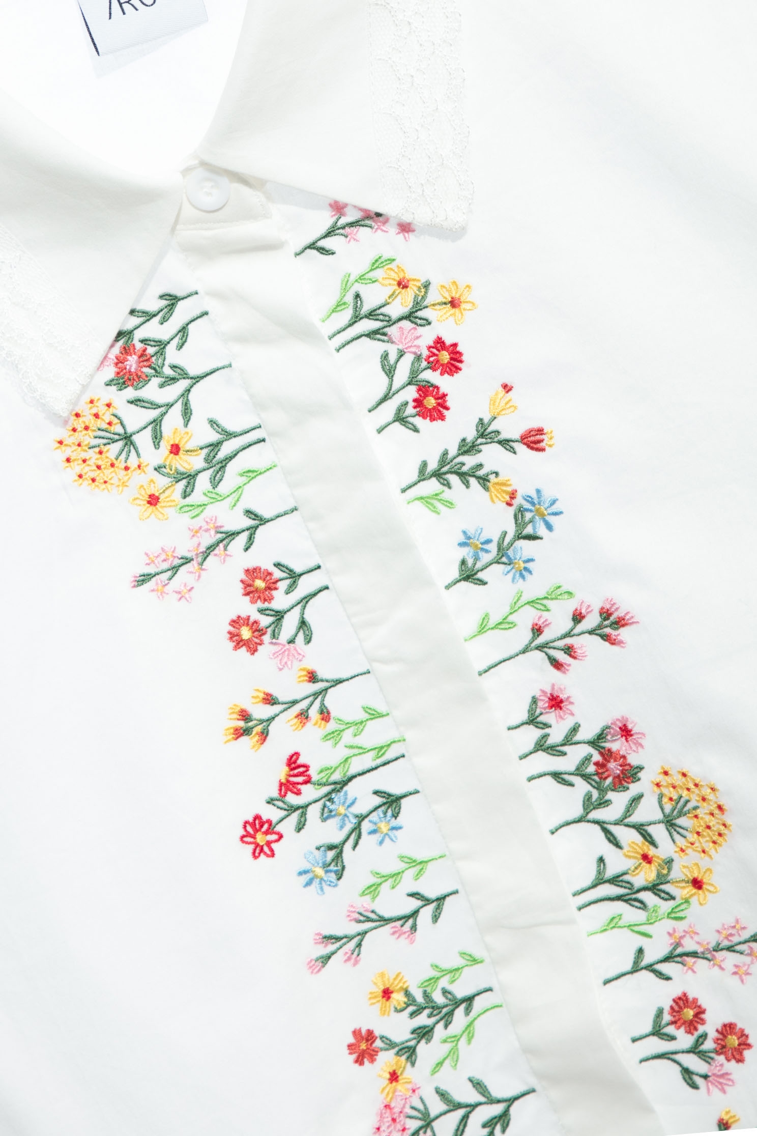 花叢刺繡襯衫式上衣花叢刺繡襯衫式上衣,上衣,刺繡,春夏穿搭,白色上衣,花花世界,蕾絲,襯衫