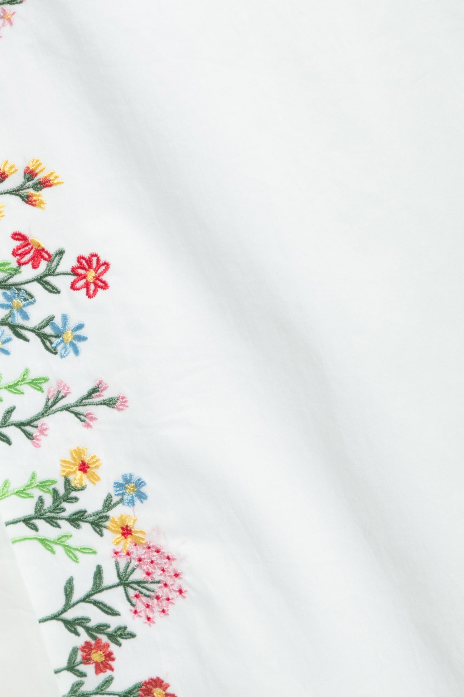 花叢刺繡襯衫式上衣花叢刺繡襯衫式上衣,上衣,刺繡,春夏穿搭,白色上衣,花花世界,蕾絲,襯衫