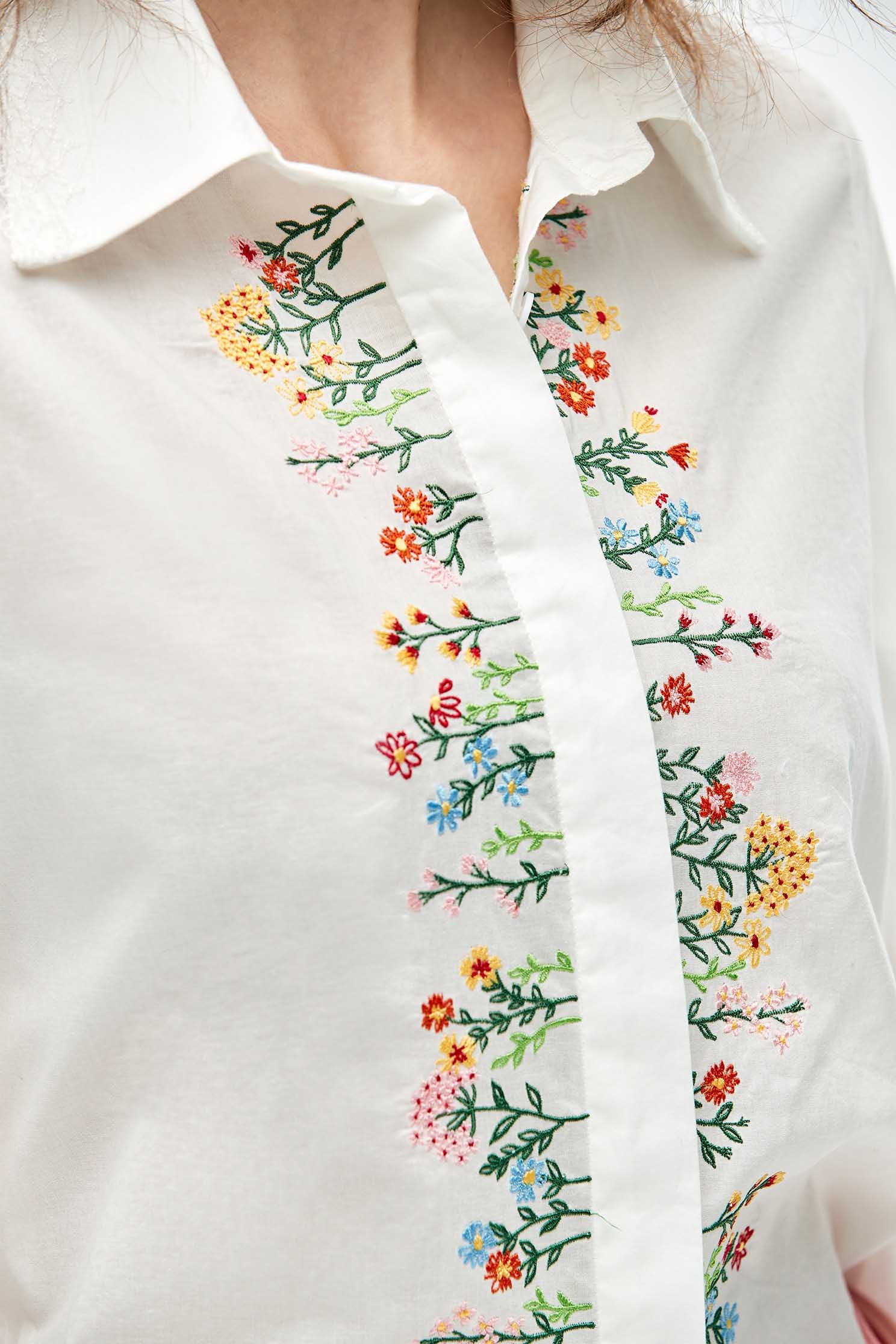 花叢刺繡襯衫式上衣花叢刺繡襯衫式上衣,上衣,刺繡,春夏穿搭,白色上衣,花花世界,蕾絲,襯衫