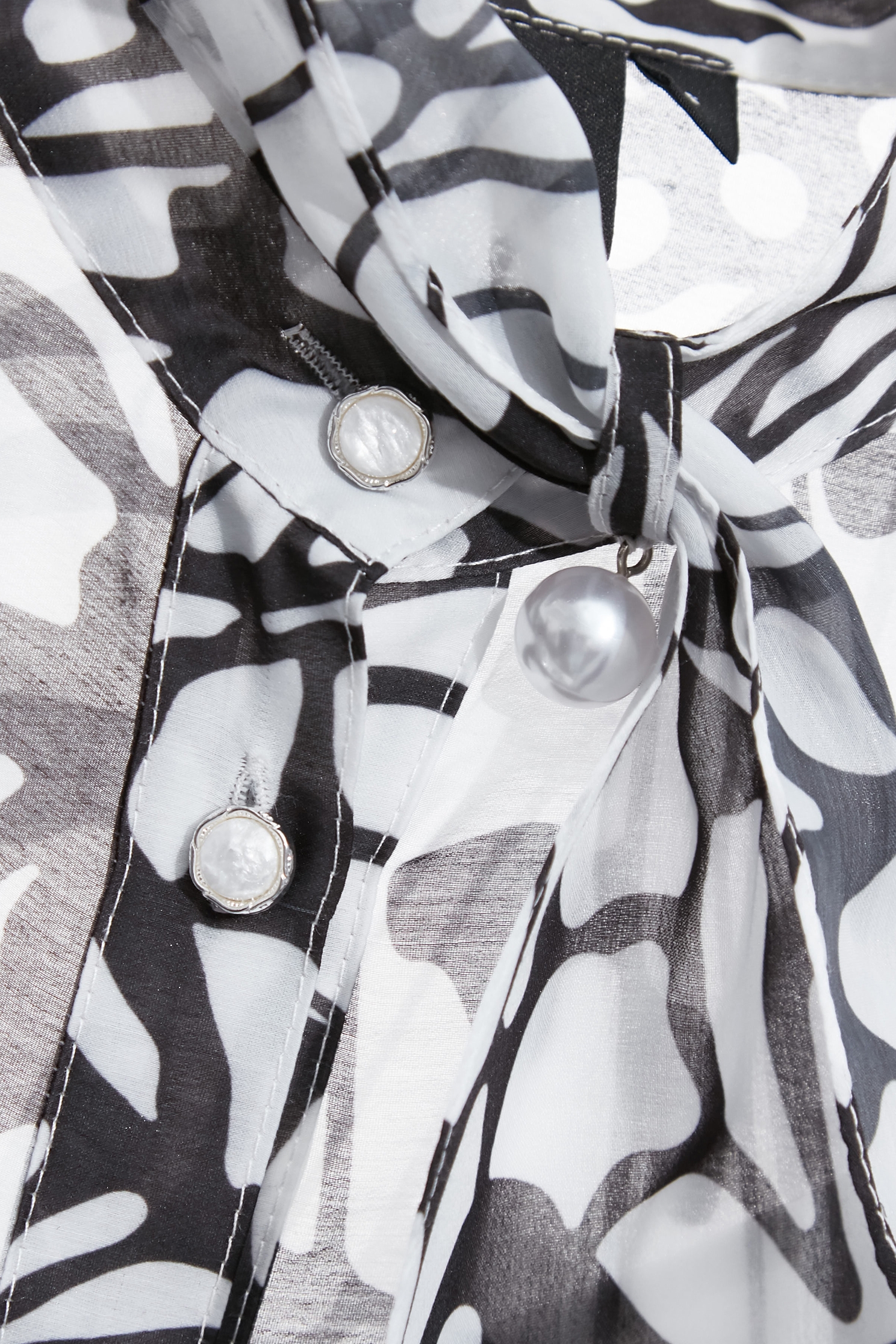 蝴蝶圖騰領巾式絲棉上衣蝴蝶圖騰領巾式絲棉上衣,上班OL穿搭,上衣,內搭上衣,珍珠,秋冬穿搭,細肩帶