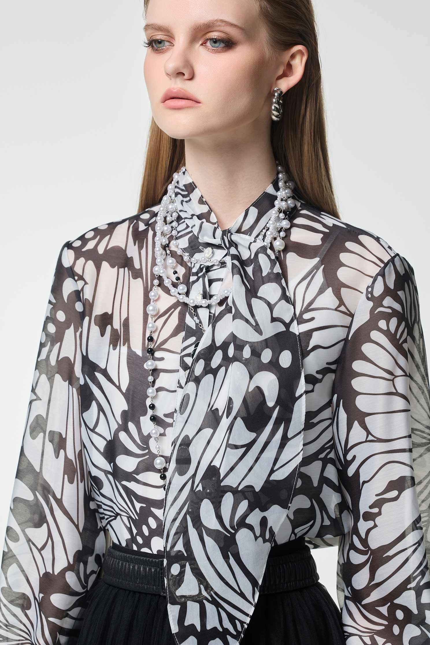 蝴蝶圖騰領巾式絲棉上衣蝴蝶圖騰領巾式絲棉上衣,上班OL穿搭,上衣,內搭上衣,珍珠,秋冬穿搭,細肩帶