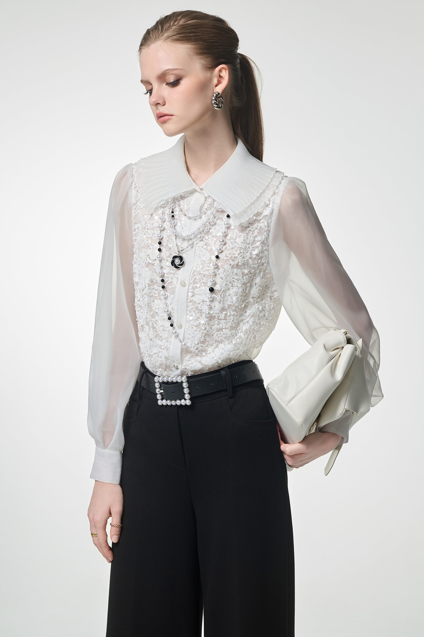 珍珠亮片蕾絲異材拼接上衣珍珠亮片蕾絲異材拼接上衣,上班OL穿搭,上衣,珍珠,秋冬穿搭,花花世界,蕾絲,蕾絲上衣