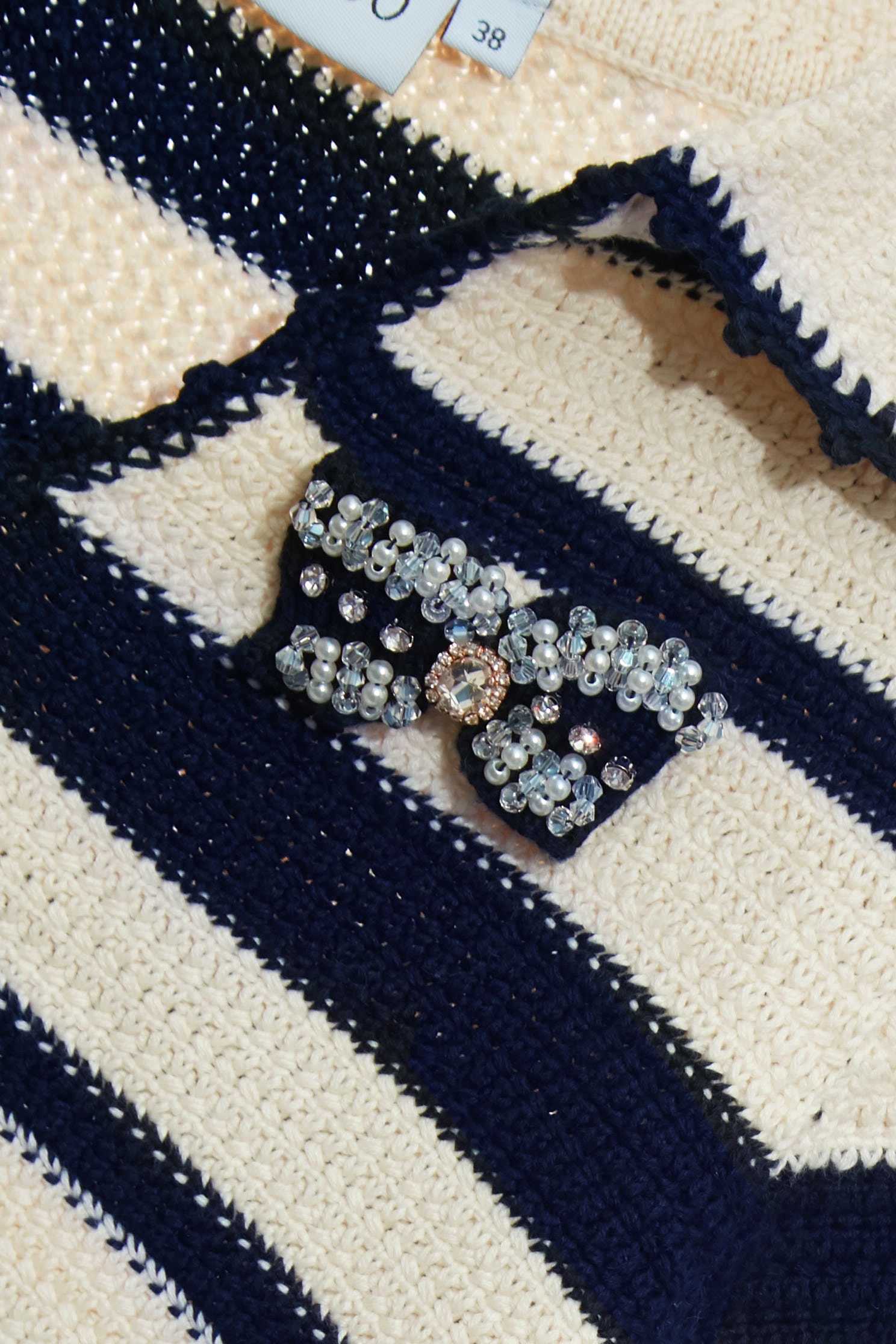 濃厚靛藍粗細配條針織上衣濃厚靛藍粗細配條針織上衣,上衣,條紋,秋冬穿搭,約會特輯,蝴蝶結,針織,針織上衣,針織衫