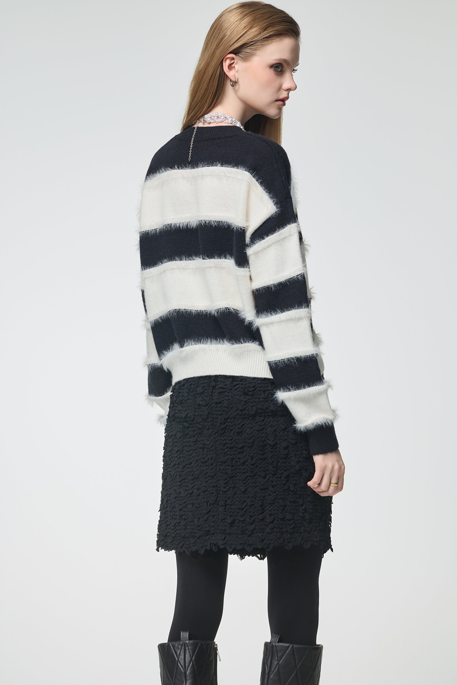 仿貂毛立體崁條黑白撞色針織仿貂毛立體崁條黑白撞色針織,上班OL穿搭,秋冬穿搭,約會特輯,繡花,針織,針織衫