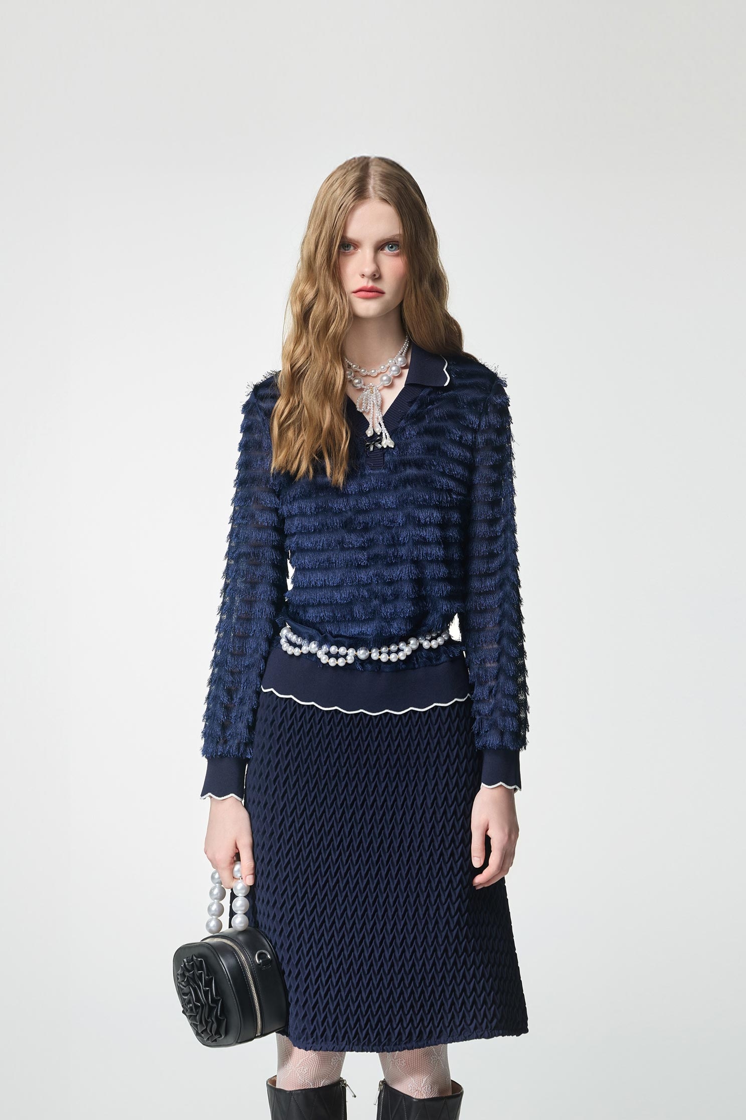 光澤感濃厚靛藍色睫毛上衣光澤感濃厚靛藍色睫毛上衣,上班OL穿搭,上衣,條紋,秋冬穿搭,約會特輯