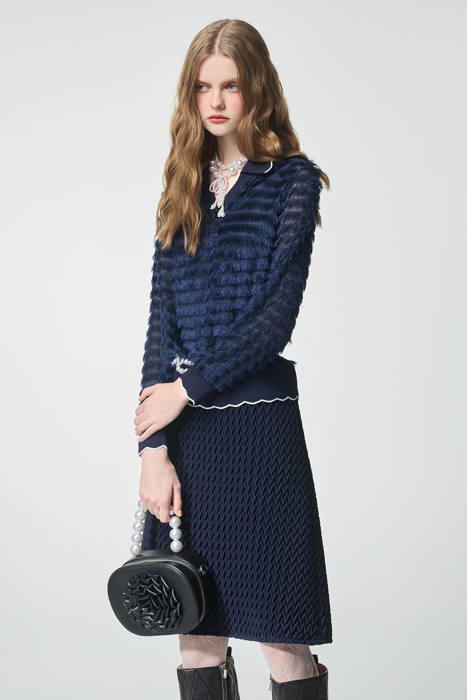 光澤感濃厚靛藍色睫毛上衣光澤感濃厚靛藍色睫毛上衣,上班OL穿搭,上衣,條紋,秋冬穿搭,約會特輯