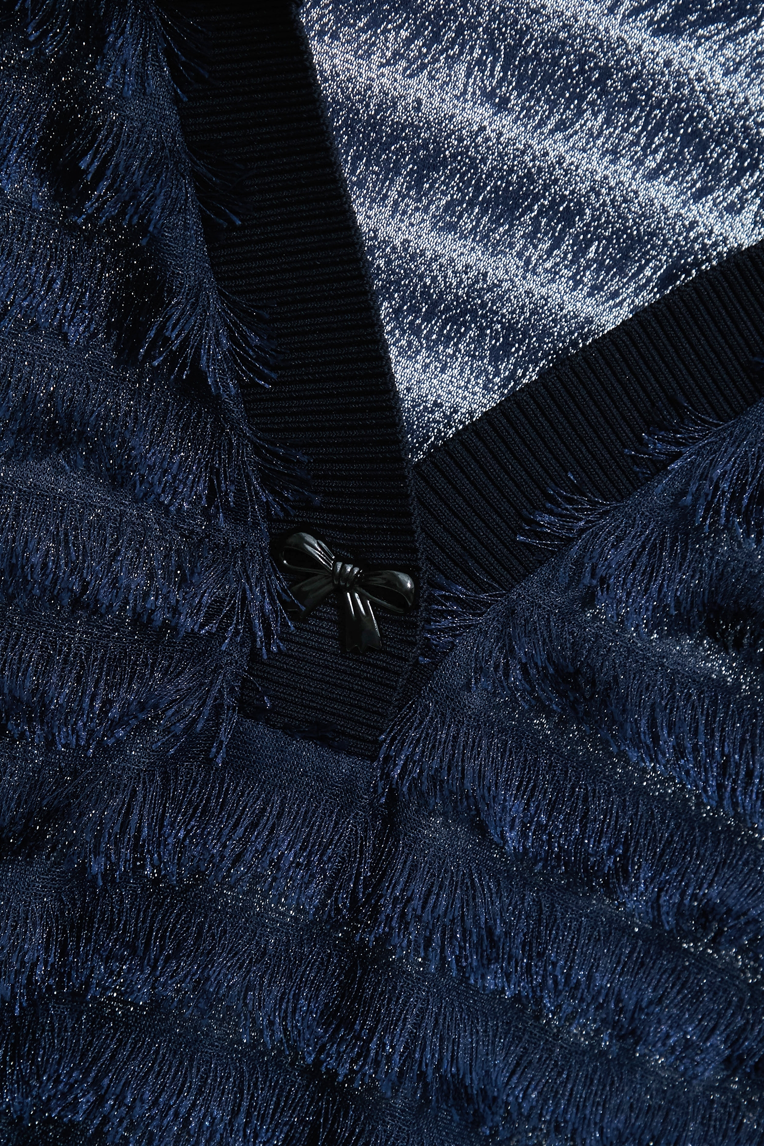 光澤感濃厚靛藍色睫毛上衣光澤感濃厚靛藍色睫毛上衣,上班OL穿搭,上衣,條紋,秋冬穿搭,約會特輯