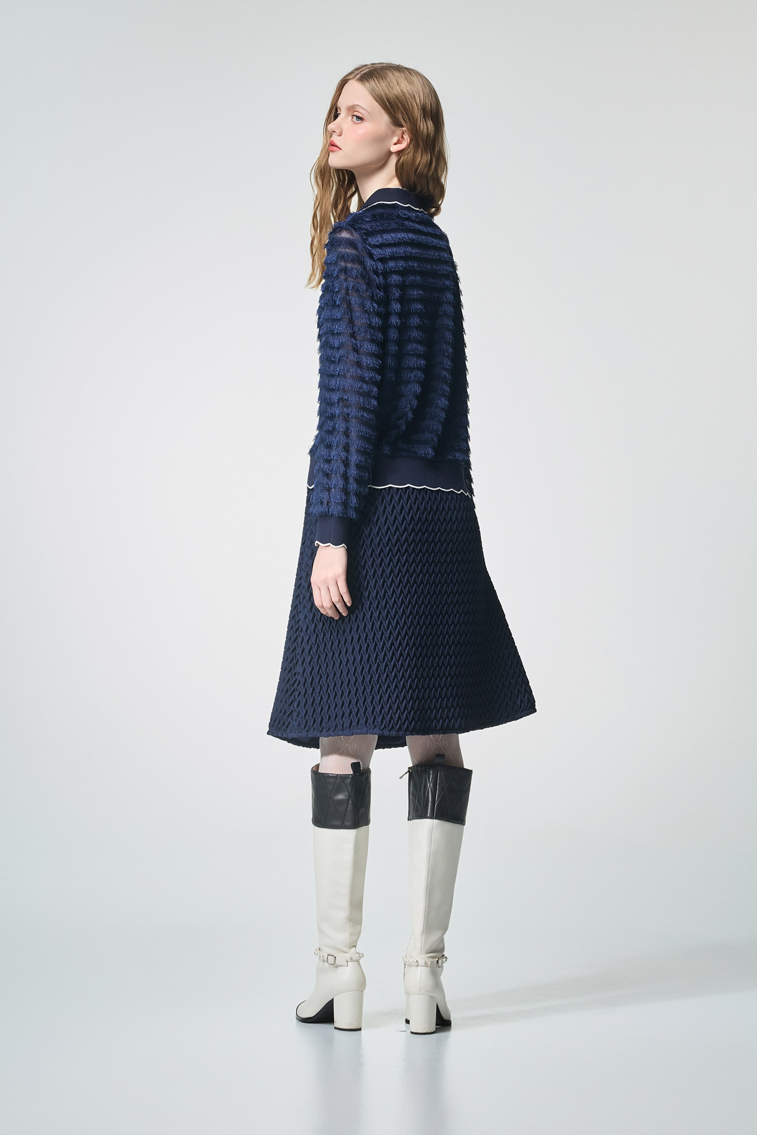 光澤感濃厚靛藍色睫毛上衣光澤感濃厚靛藍色睫毛上衣,上班OL穿搭,上衣,條紋,秋冬穿搭,約會特輯