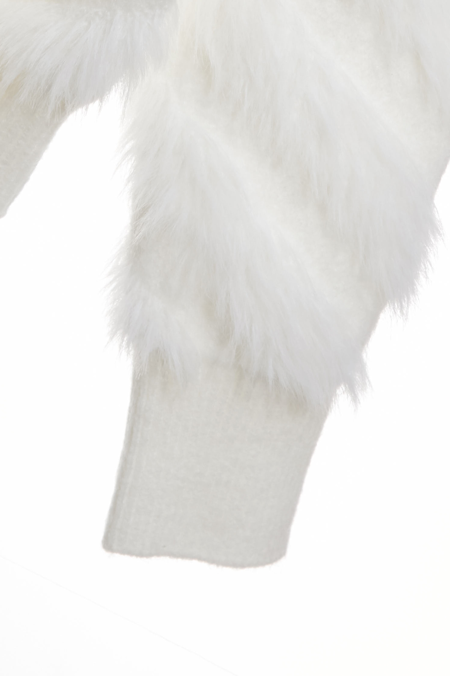 奶油白釘鑽飾仿貂毛針織單品奶油白釘鑽飾仿貂毛針織單品,上班OL穿搭,秋冬穿搭,約會特輯,針織,針織衫