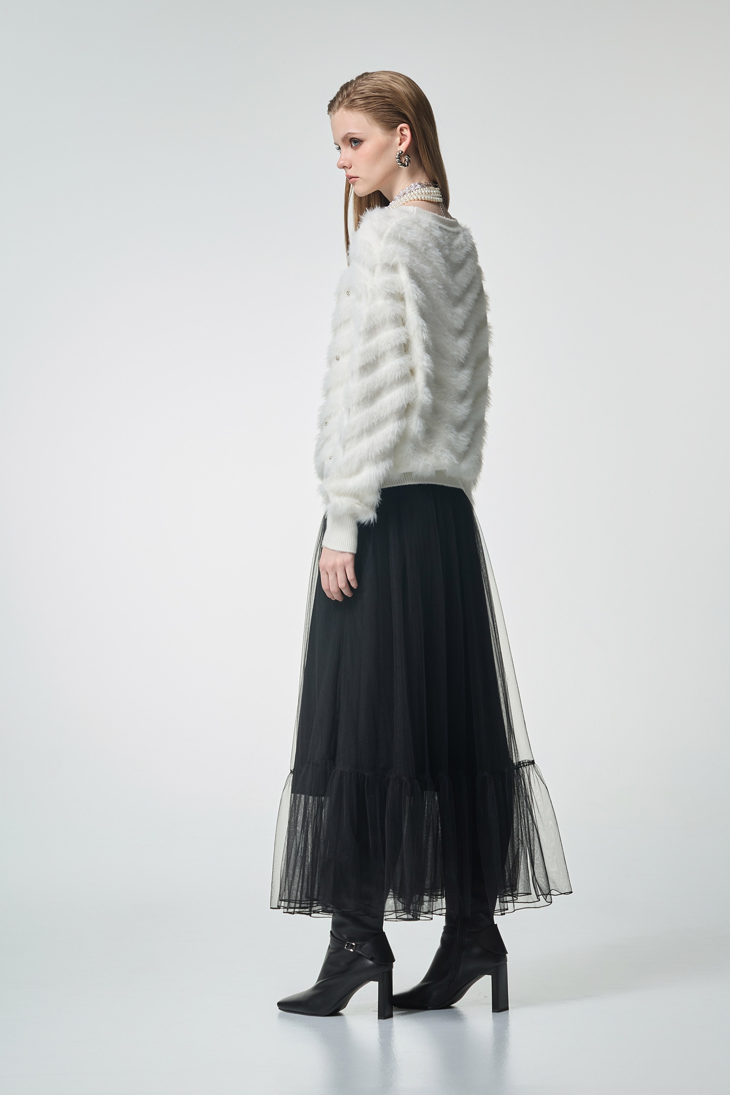 奶油白釘鑽飾仿貂毛針織單品奶油白釘鑽飾仿貂毛針織單品,上班OL穿搭,秋冬穿搭,約會特輯,針織,針織衫