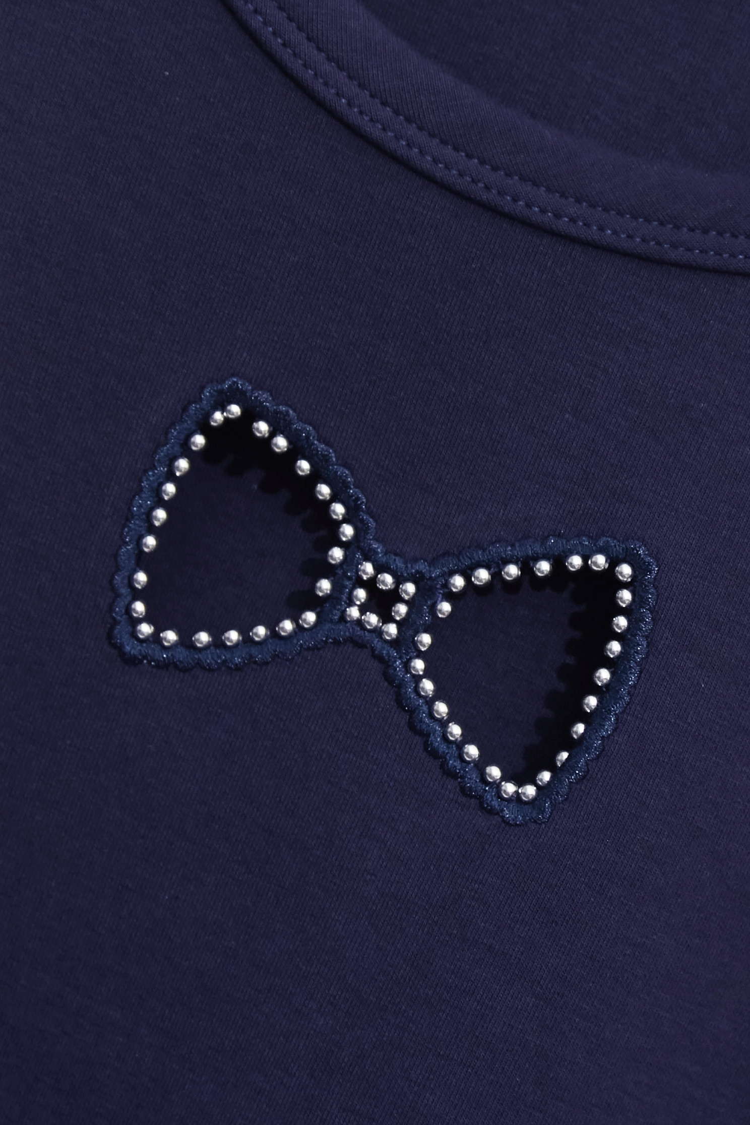 簍空蝴蝶結造型上衣簍空蝴蝶結造型上衣,上班OL穿搭,上衣,刺繡,秋冬穿搭,蝴蝶結