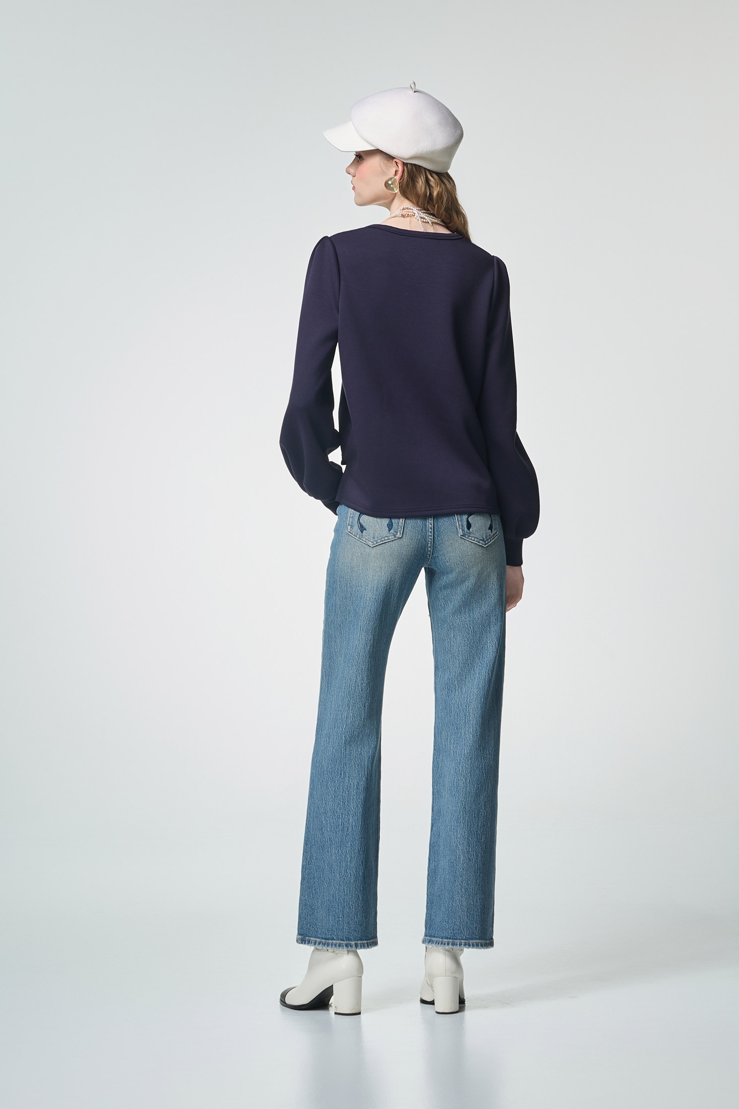 簍空蝴蝶結造型上衣簍空蝴蝶結造型上衣,上班OL穿搭,上衣,刺繡,秋冬穿搭,蝴蝶結