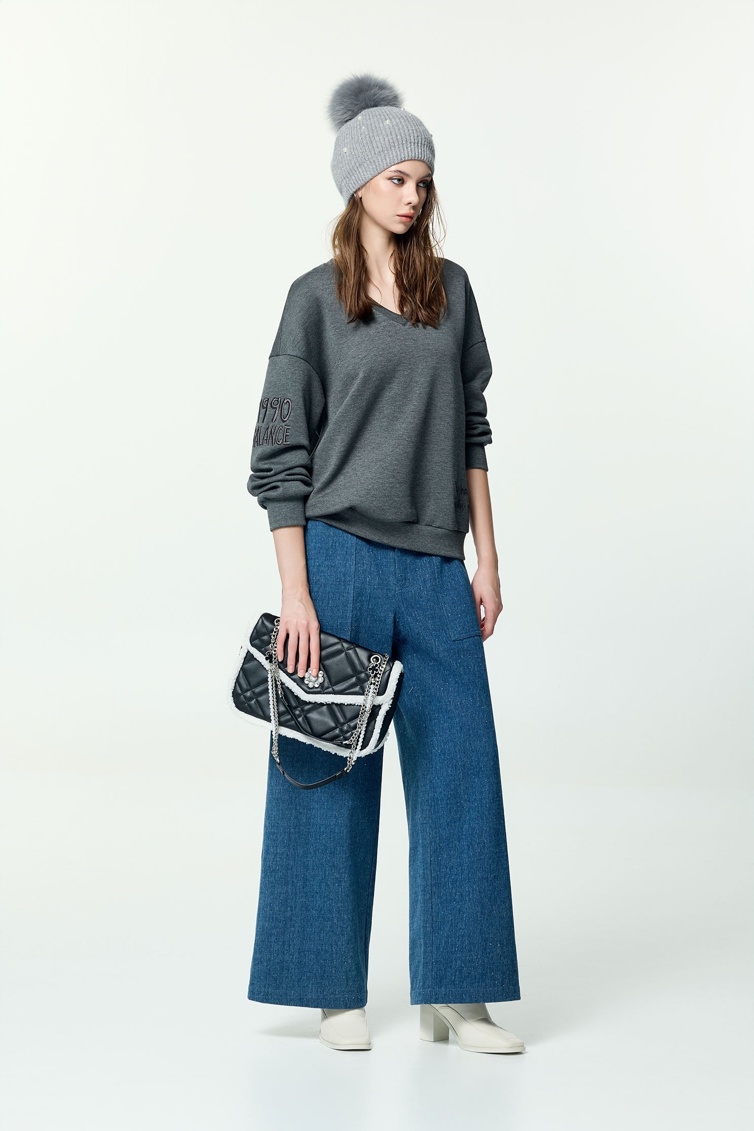 綴老虎圖騰單品上衣綴老虎圖騰單品上衣,上衣,刺繡,秋冬穿搭