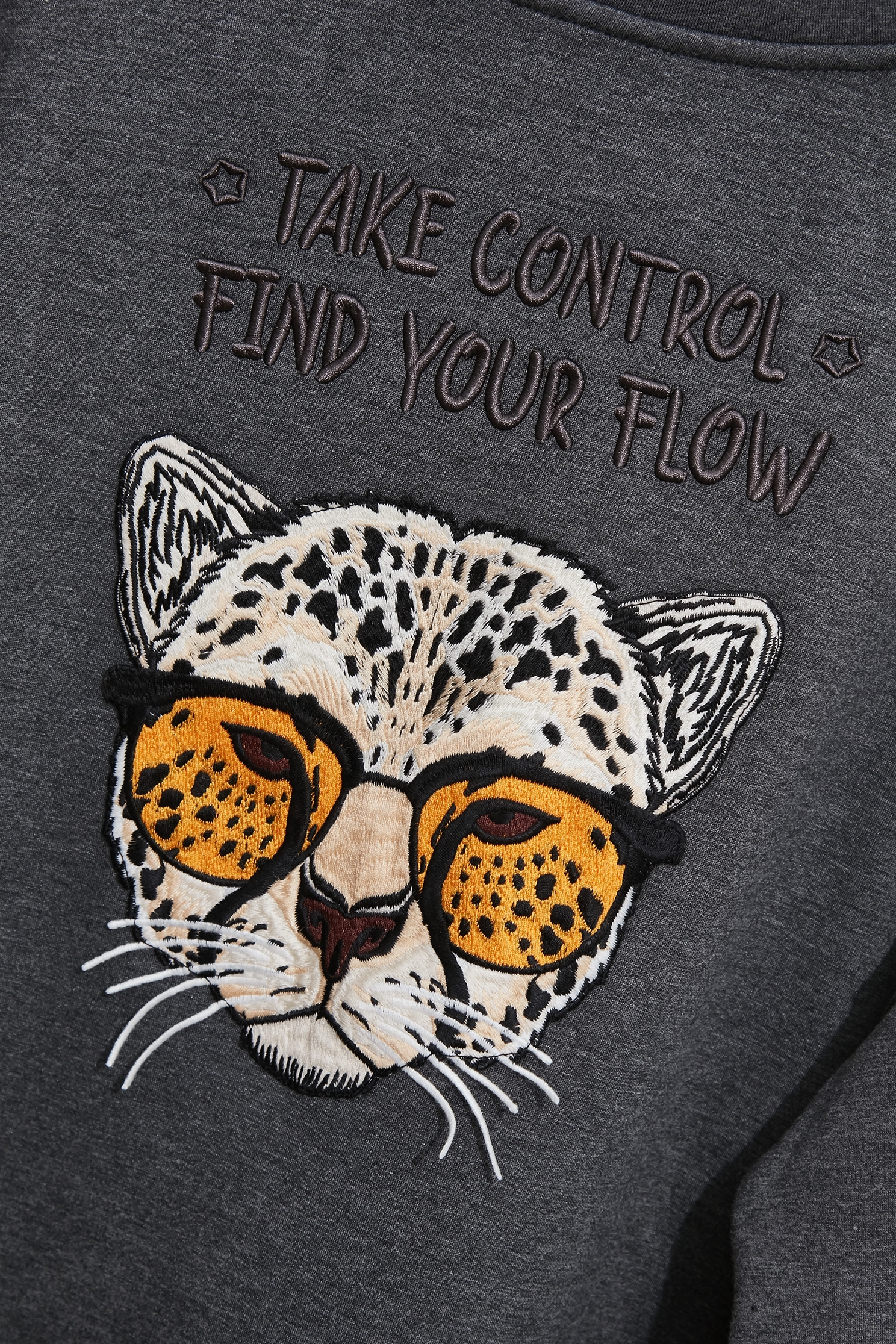 綴老虎圖騰單品上衣綴老虎圖騰單品上衣,上衣,刺繡,秋冬穿搭