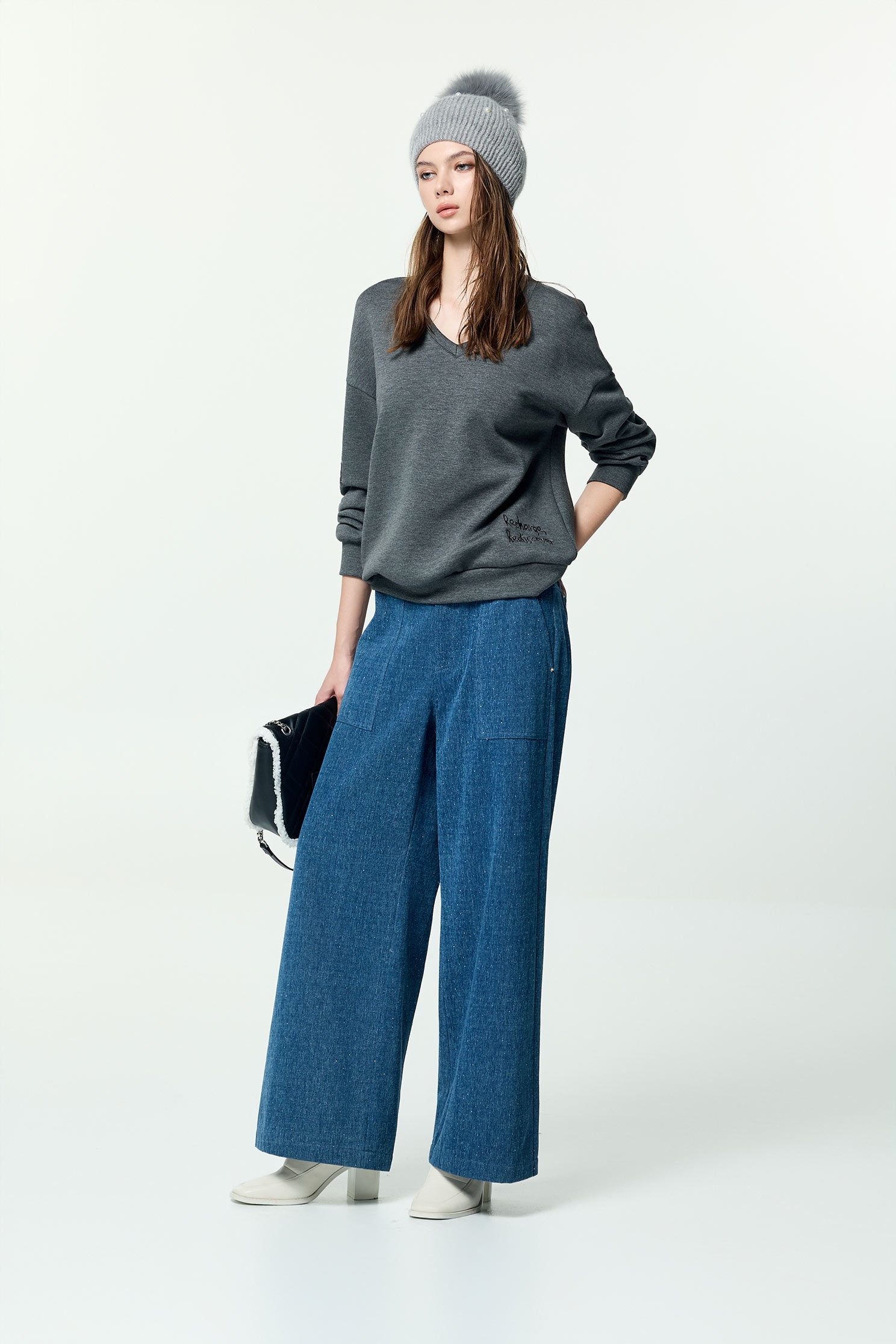 綴老虎圖騰單品上衣綴老虎圖騰單品上衣,上衣,刺繡,秋冬穿搭