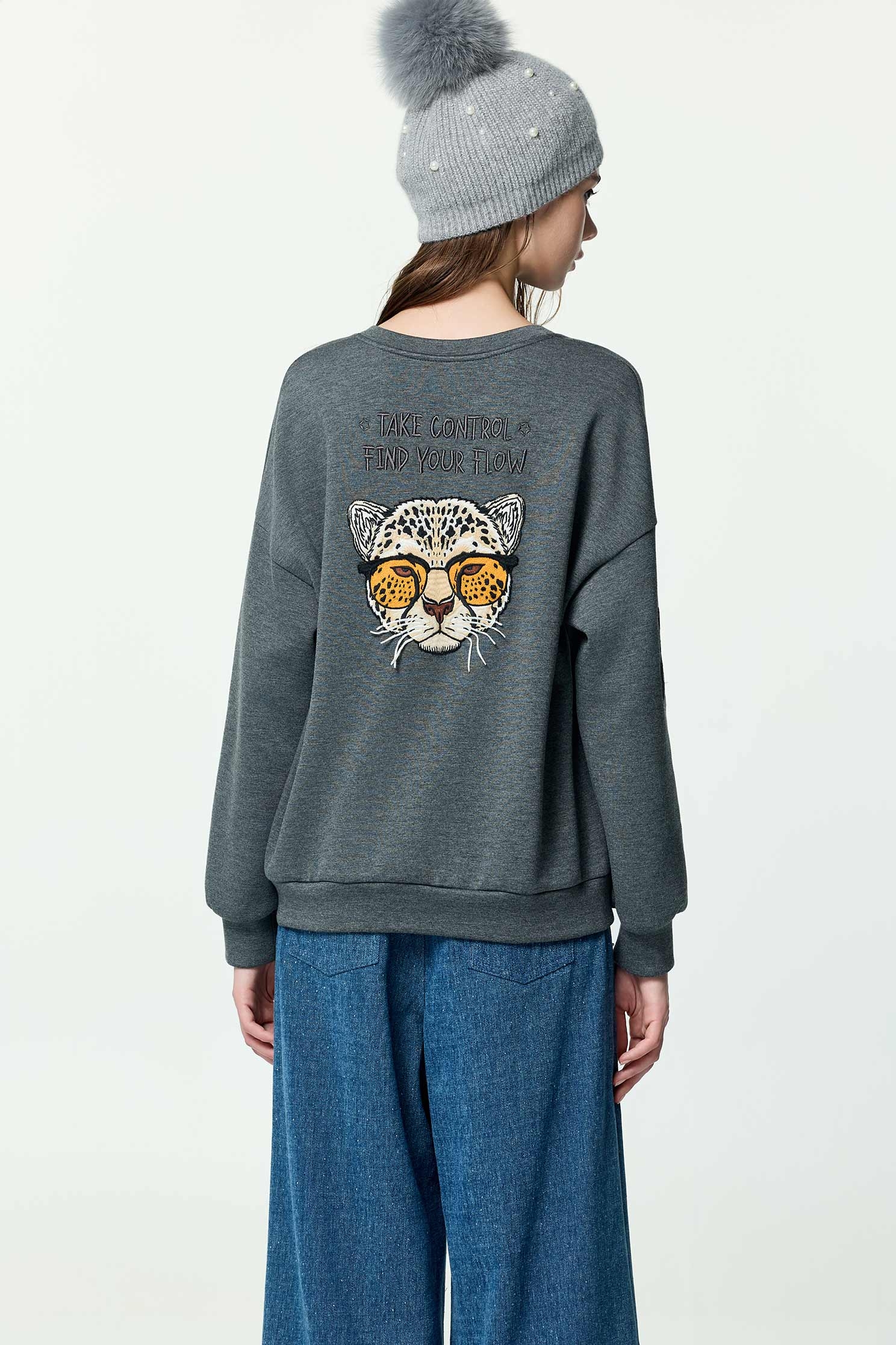 綴老虎圖騰單品上衣綴老虎圖騰單品上衣,上衣,刺繡,秋冬穿搭