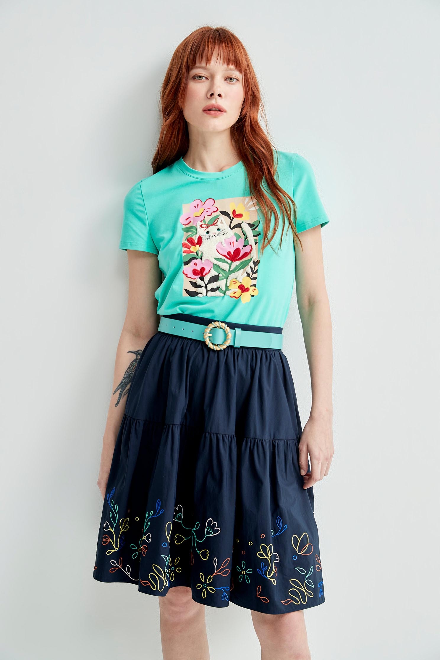 花園貓咪刺繡T恤上衣花園貓咪刺繡T恤上衣,T-Shirt,上衣,刺繡,春夏穿搭,蝴蝶結
