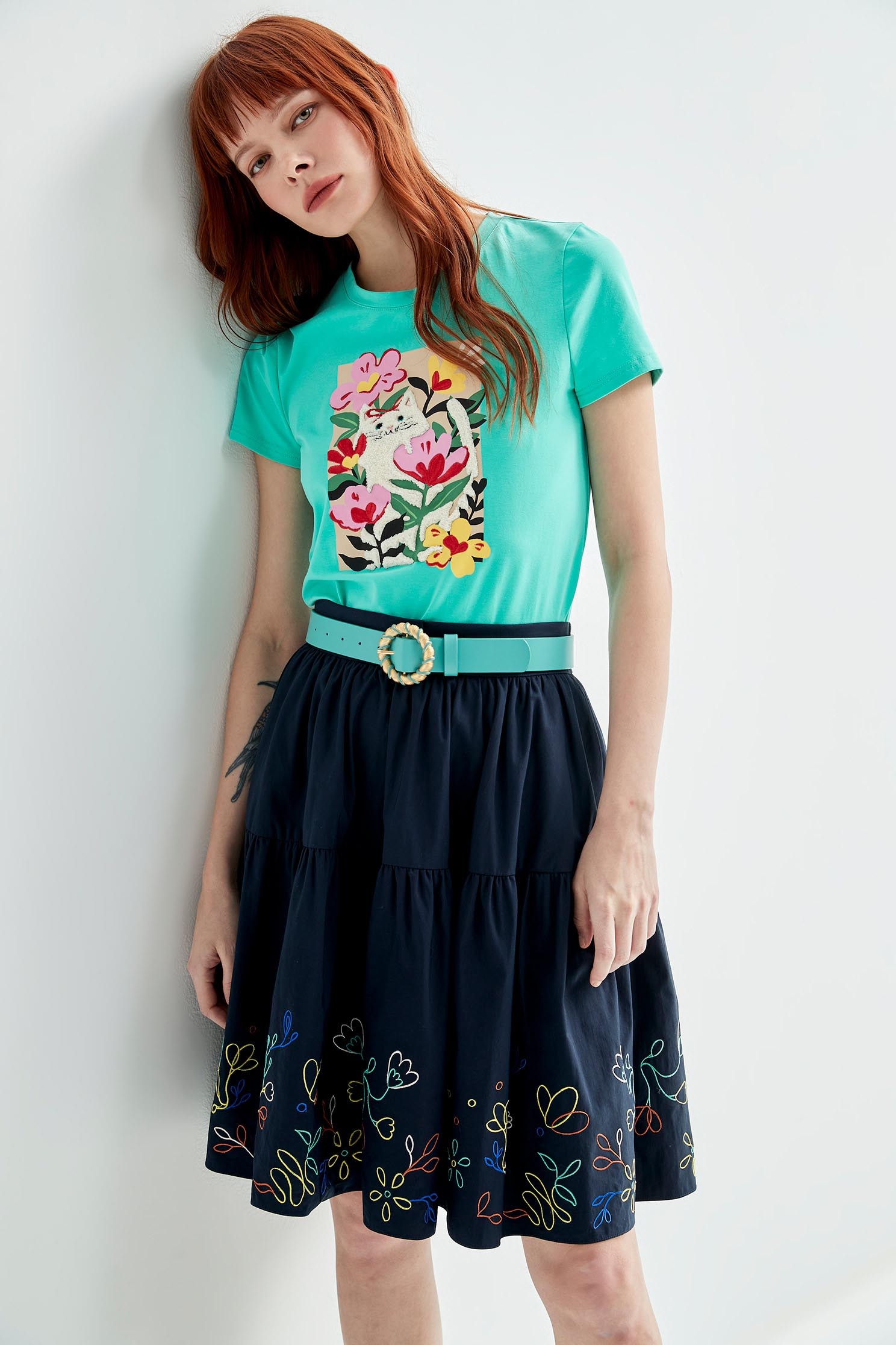 花園貓咪刺繡T恤上衣花園貓咪刺繡T恤上衣,T-Shirt,上衣,刺繡,春夏穿搭,蝴蝶結