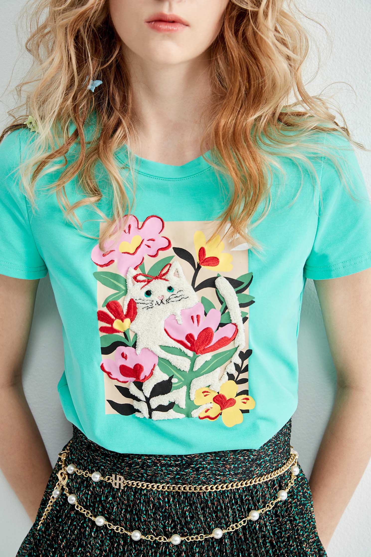 花園貓咪刺繡T恤上衣花園貓咪刺繡T恤上衣,T-Shirt,上衣,刺繡,春夏穿搭,蝴蝶結