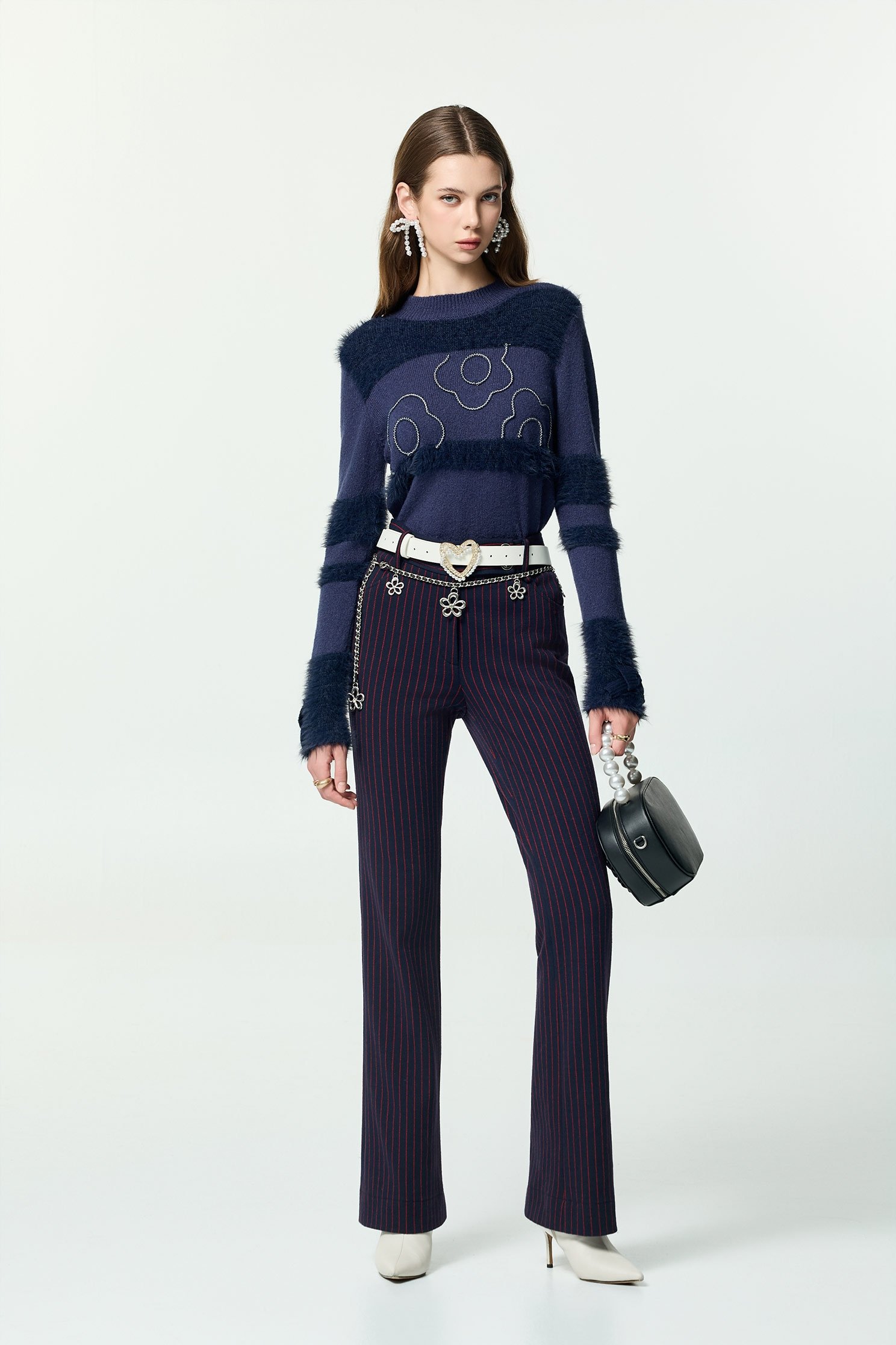 濃厚靛藍綴織帶花卉針織上衣濃厚靛藍綴織帶花卉針織上衣,上衣,秋冬穿搭,蝴蝶結,針織,針織衫