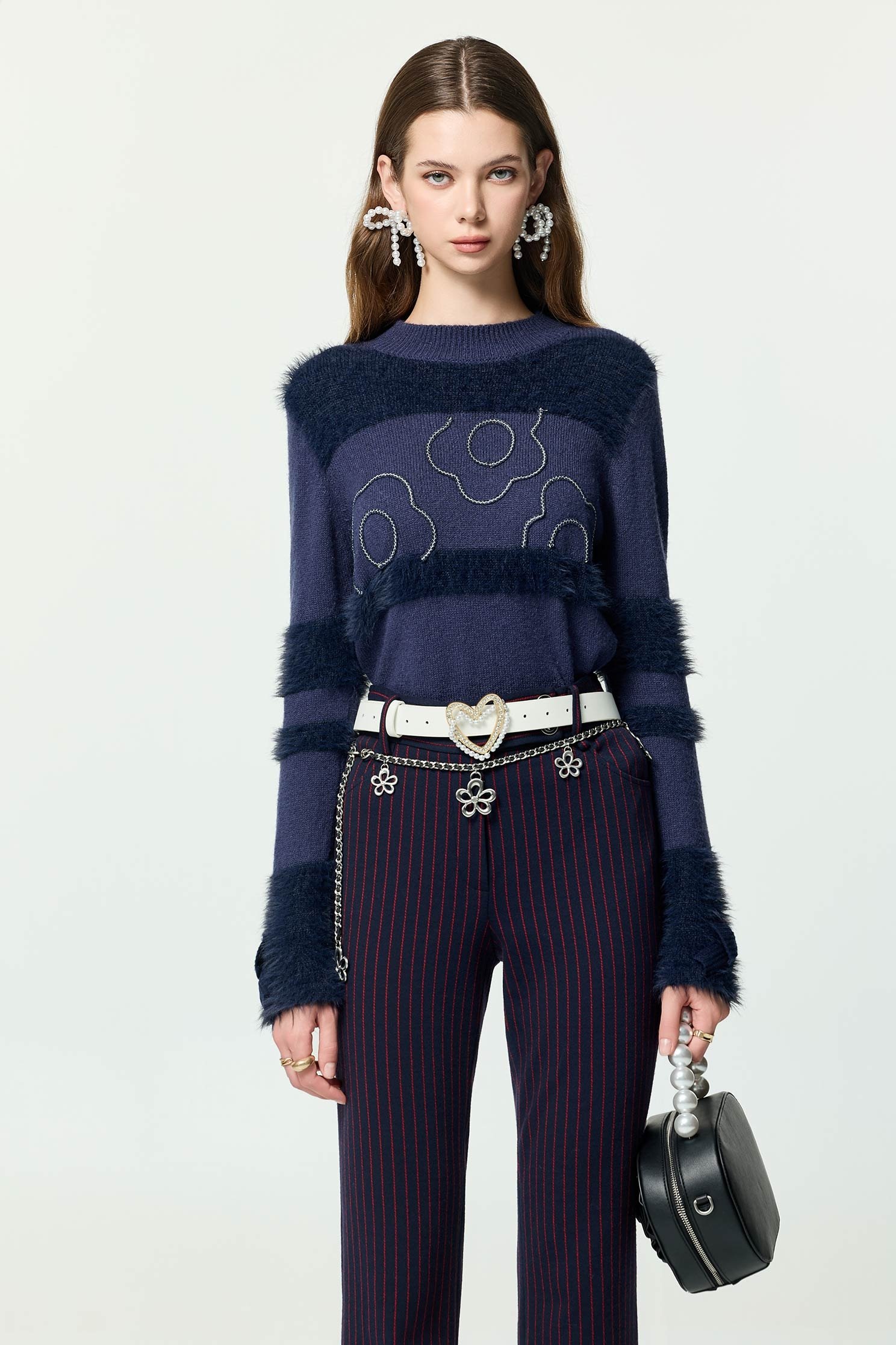 濃厚靛藍綴織帶花卉針織上衣濃厚靛藍綴織帶花卉針織上衣,上衣,秋冬穿搭,蝴蝶結,針織,針織衫