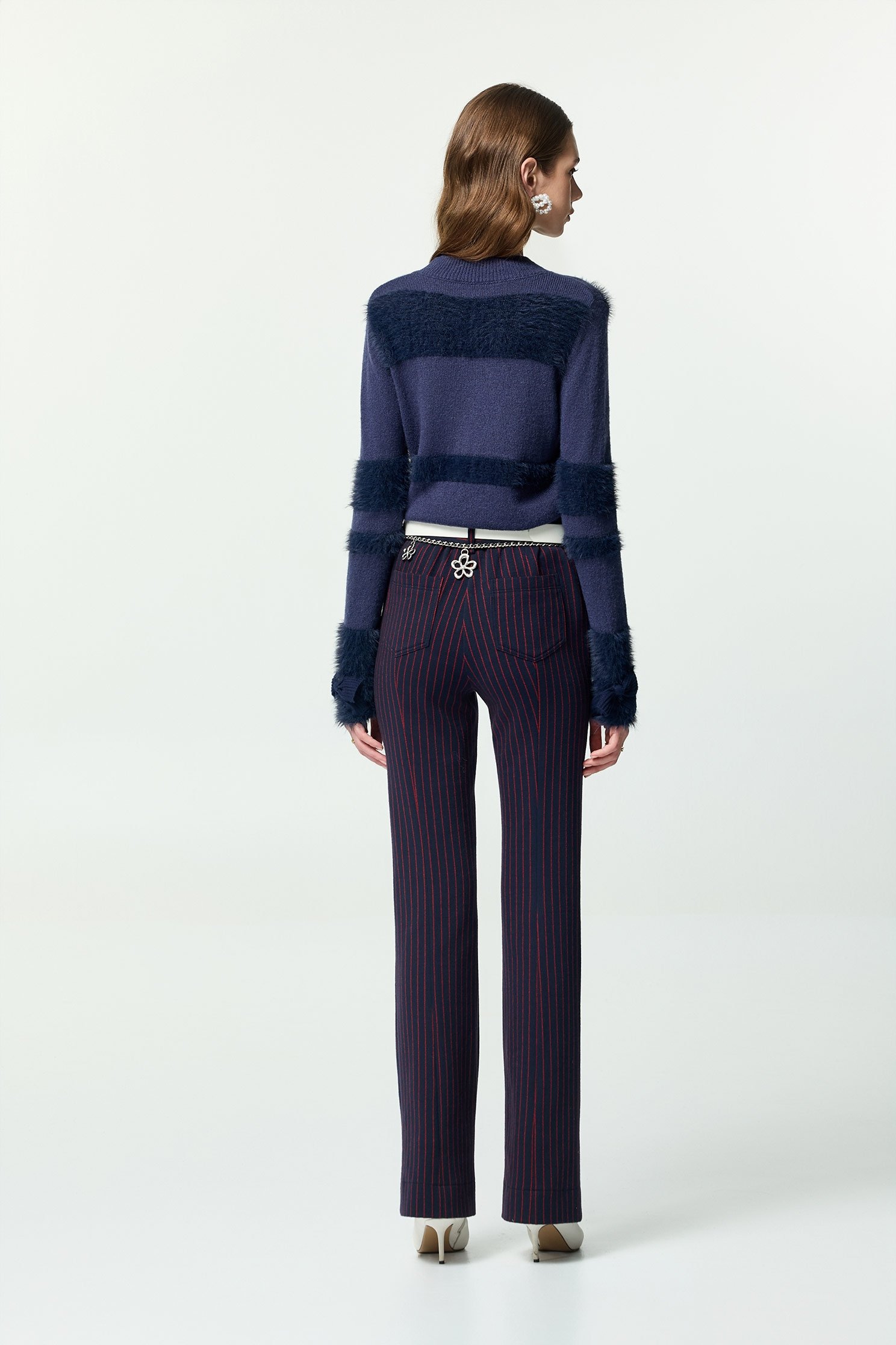 濃厚靛藍綴織帶花卉針織上衣濃厚靛藍綴織帶花卉針織上衣,上衣,秋冬穿搭,蝴蝶結,針織,針織衫