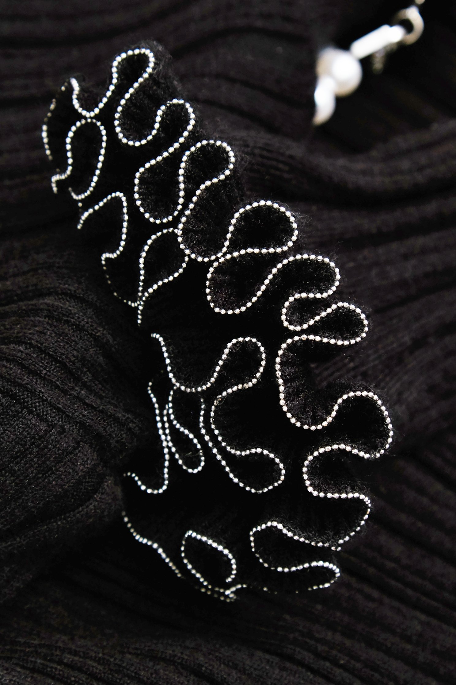 荷葉波浪崁珠坑條針織荷葉波浪崁珠坑條針織,上班OL穿搭,秋冬穿搭,約會特輯,荷葉,針織,針織衫