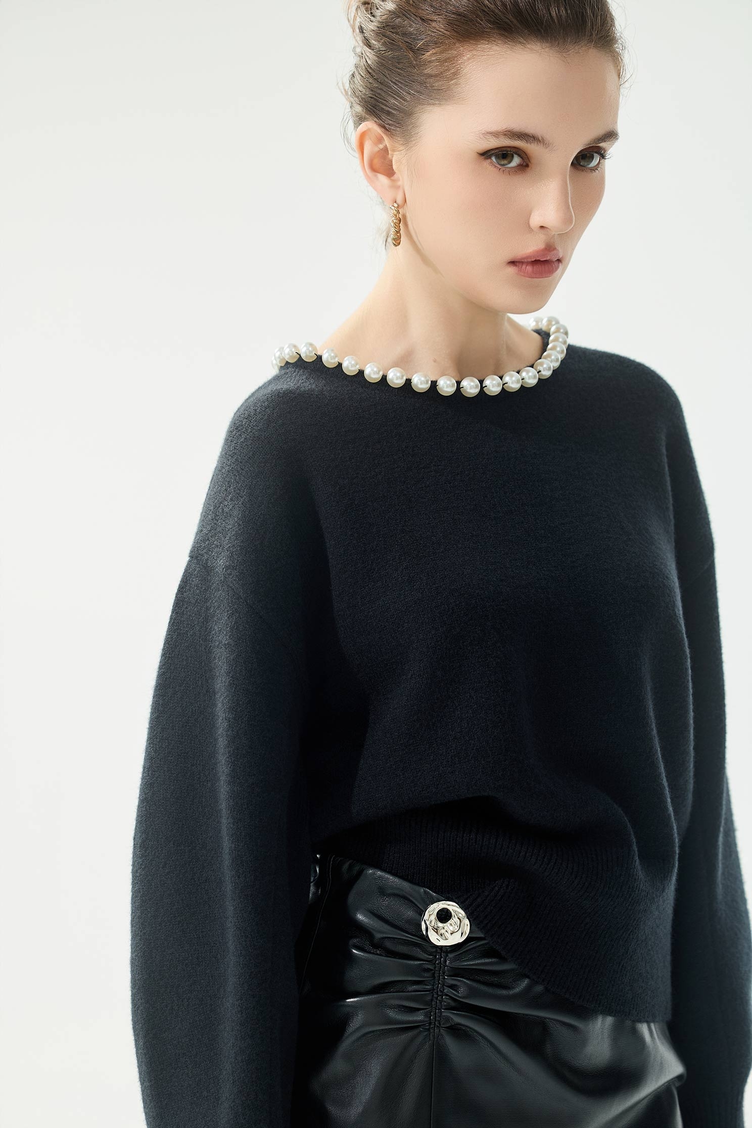 珍珠縫飾針織單品珍珠縫飾針織單品,上班OL穿搭,珍珠,秋冬穿搭,約會特輯,針織,針織衫