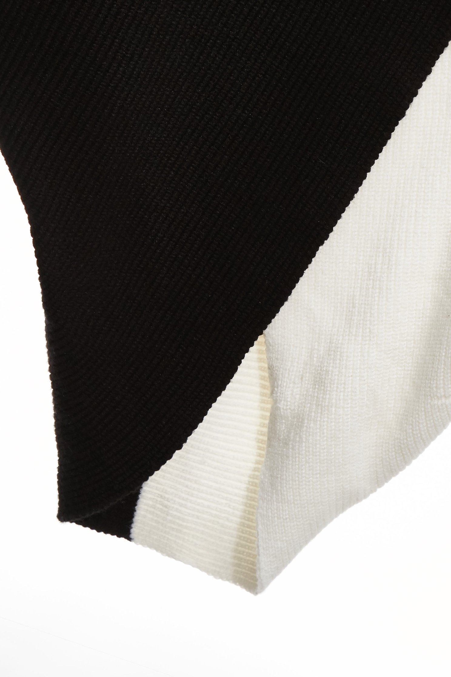 黑白拼接高領針織黑白拼接高領針織,上班OL穿搭,秋冬穿搭,約會特輯,針織,針織衫