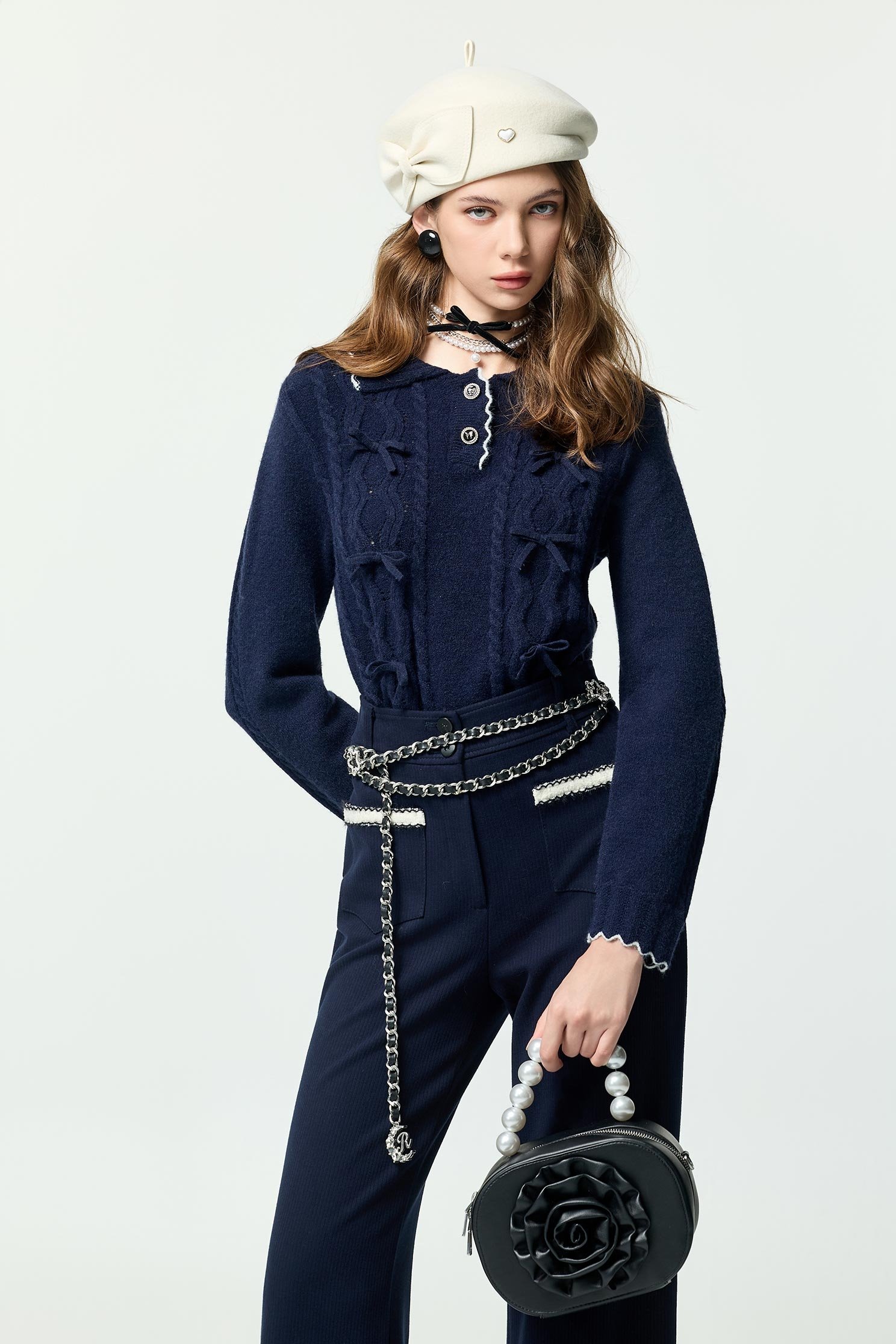 濃厚靛藍配色鋸齒邊針織上衣濃厚靛藍配色鋸齒邊針織上衣,上衣,秋冬穿搭,蝴蝶結,針織,針織衫