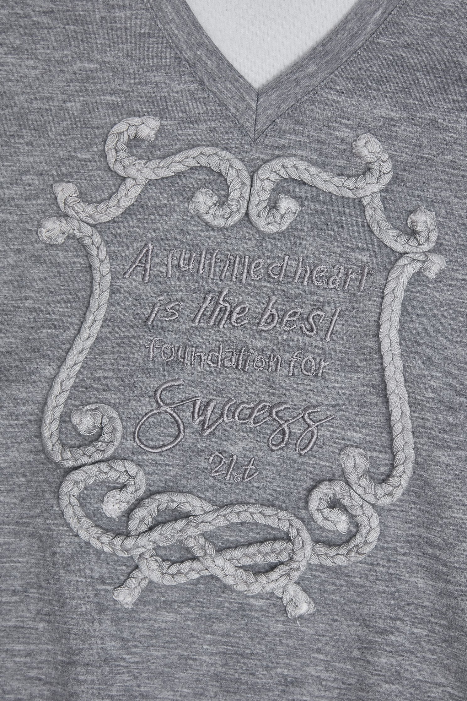 袖口立體摺飾上衣袖口立體摺飾上衣,上衣,刺繡,秋冬穿搭