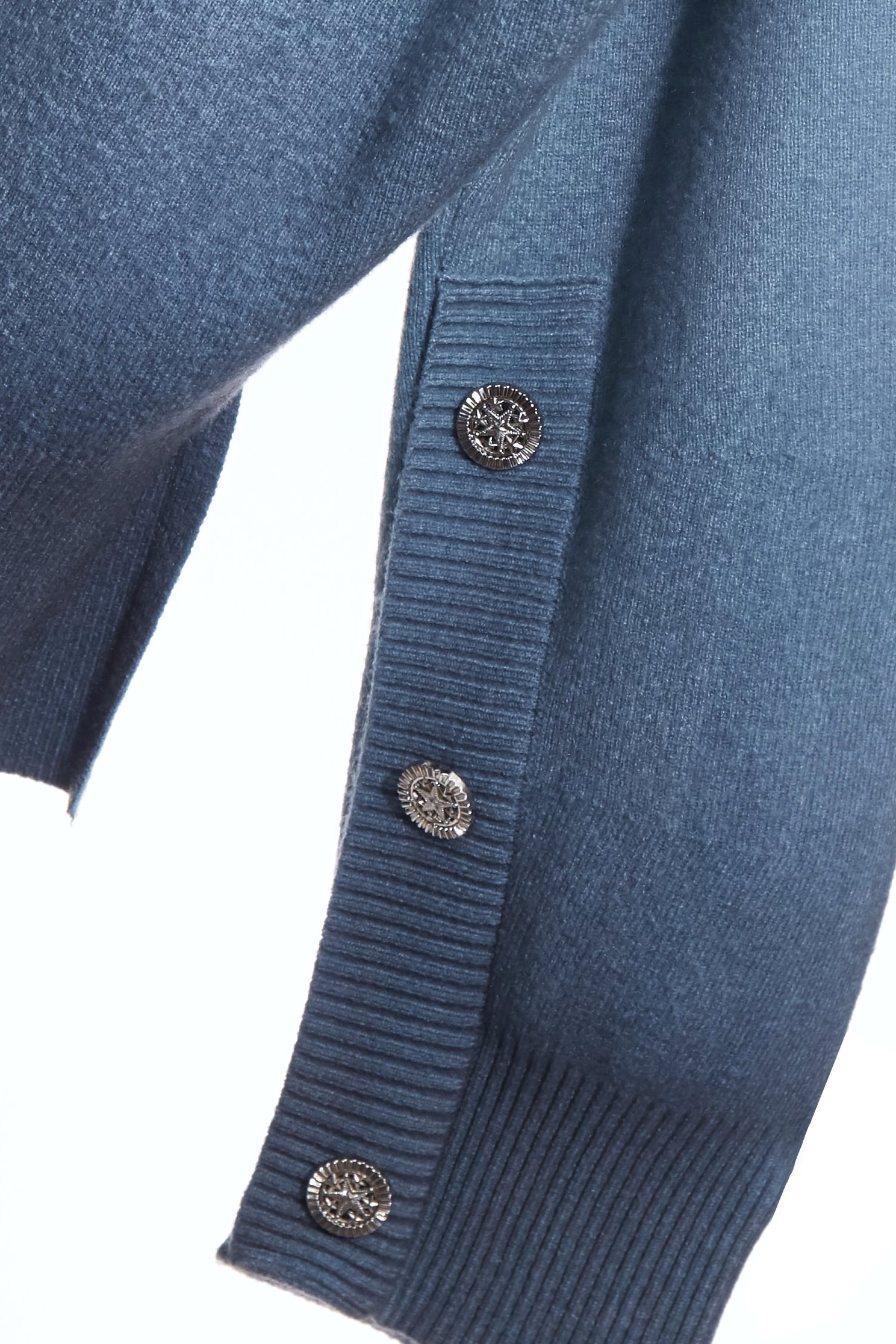 珍珠藍漸層染針織上衣珍珠藍漸層染針織上衣,上衣,春夏穿搭,珍珠,針織,針織衫