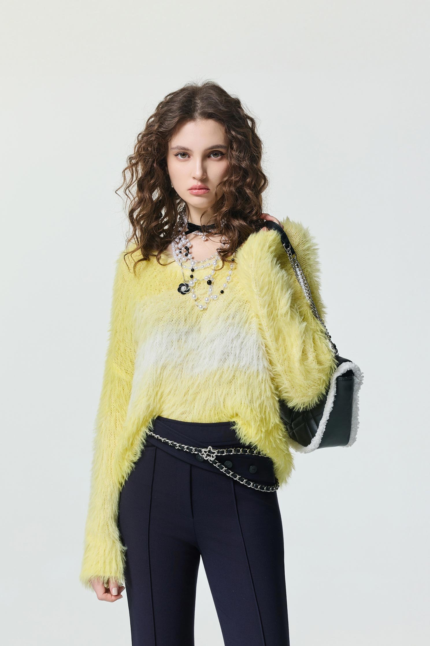 萊姆黃暈染長毛針織上衣萊姆黃暈染長毛針織上衣,V領上衣,上衣,春夏穿搭,約會特輯,針織,針織上衣,針織衫