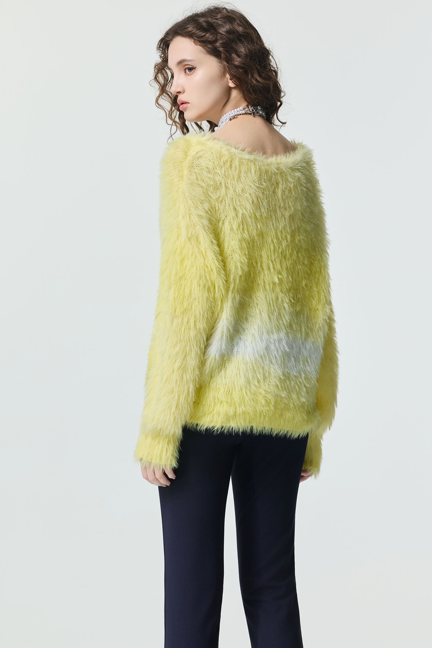 萊姆黃暈染長毛針織上衣萊姆黃暈染長毛針織上衣,V領上衣,上衣,春夏穿搭,約會特輯,針織,針織上衣,針織衫