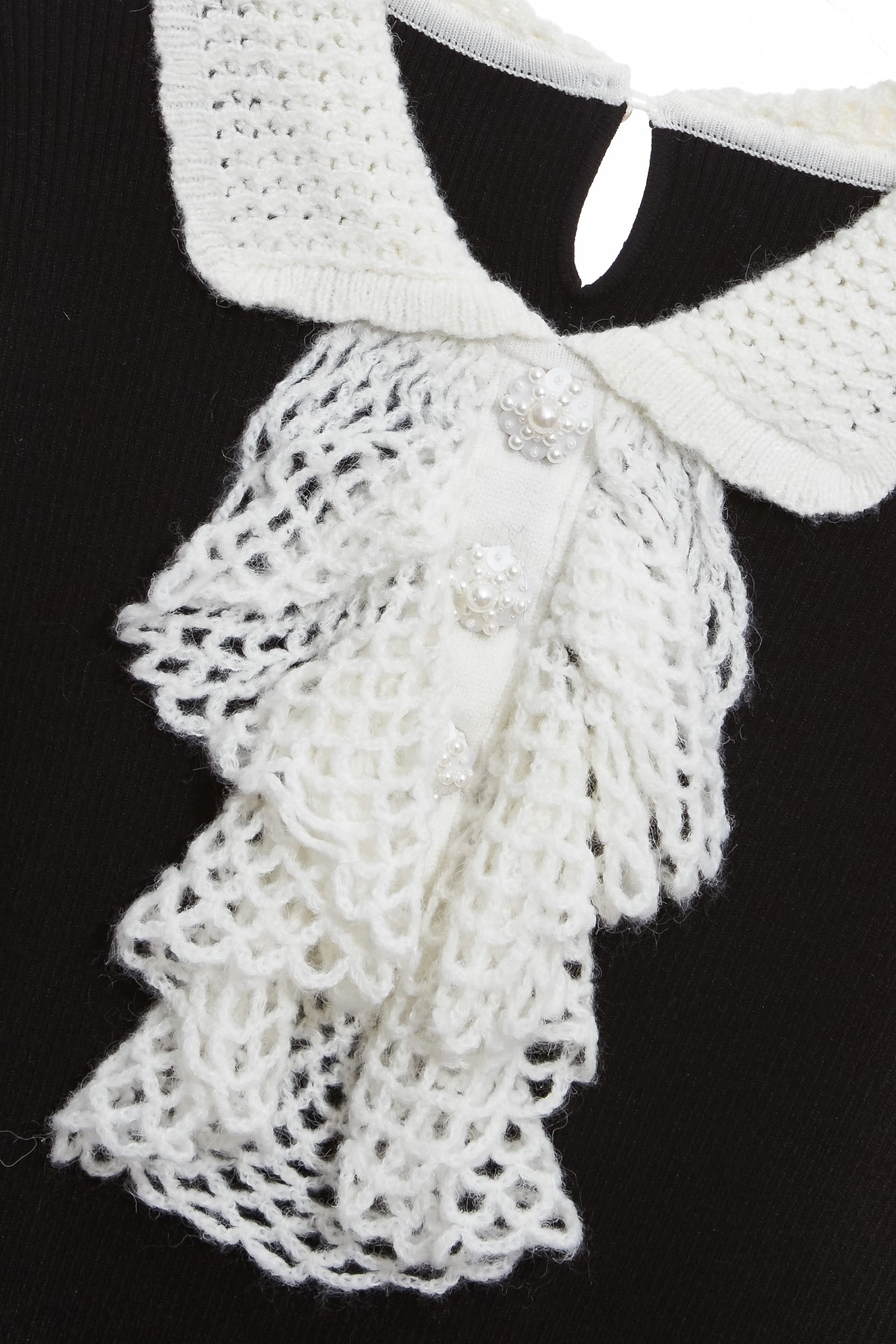 黑白配手勾荷葉坑條針織黑白配手勾荷葉坑條針織,上衣,春夏穿搭,珍珠,荷葉,針織,針織衫,黑色上衣