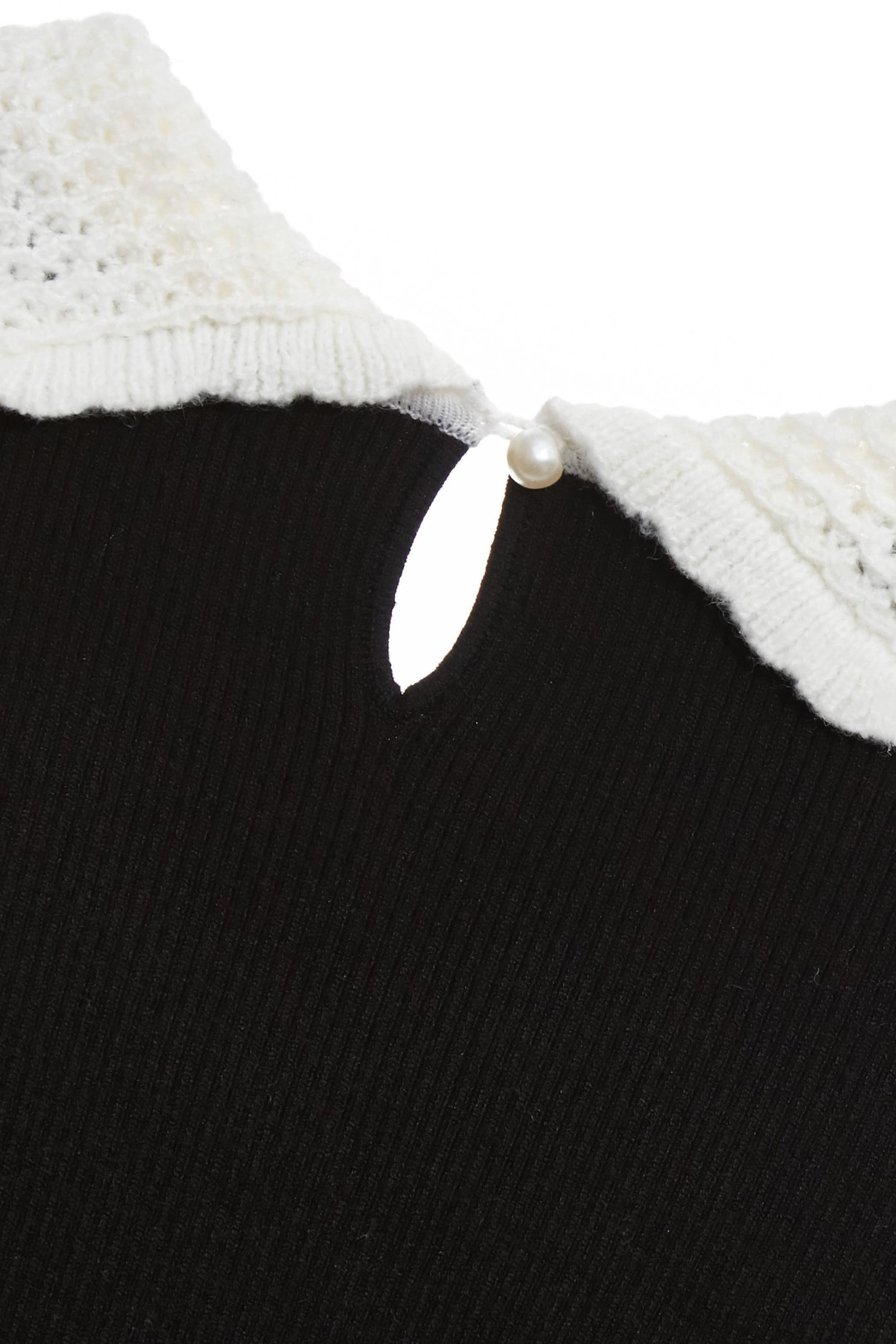 黑白配手勾荷葉坑條針織黑白配手勾荷葉坑條針織,上衣,春夏穿搭,珍珠,荷葉,針織,針織衫,黑色上衣